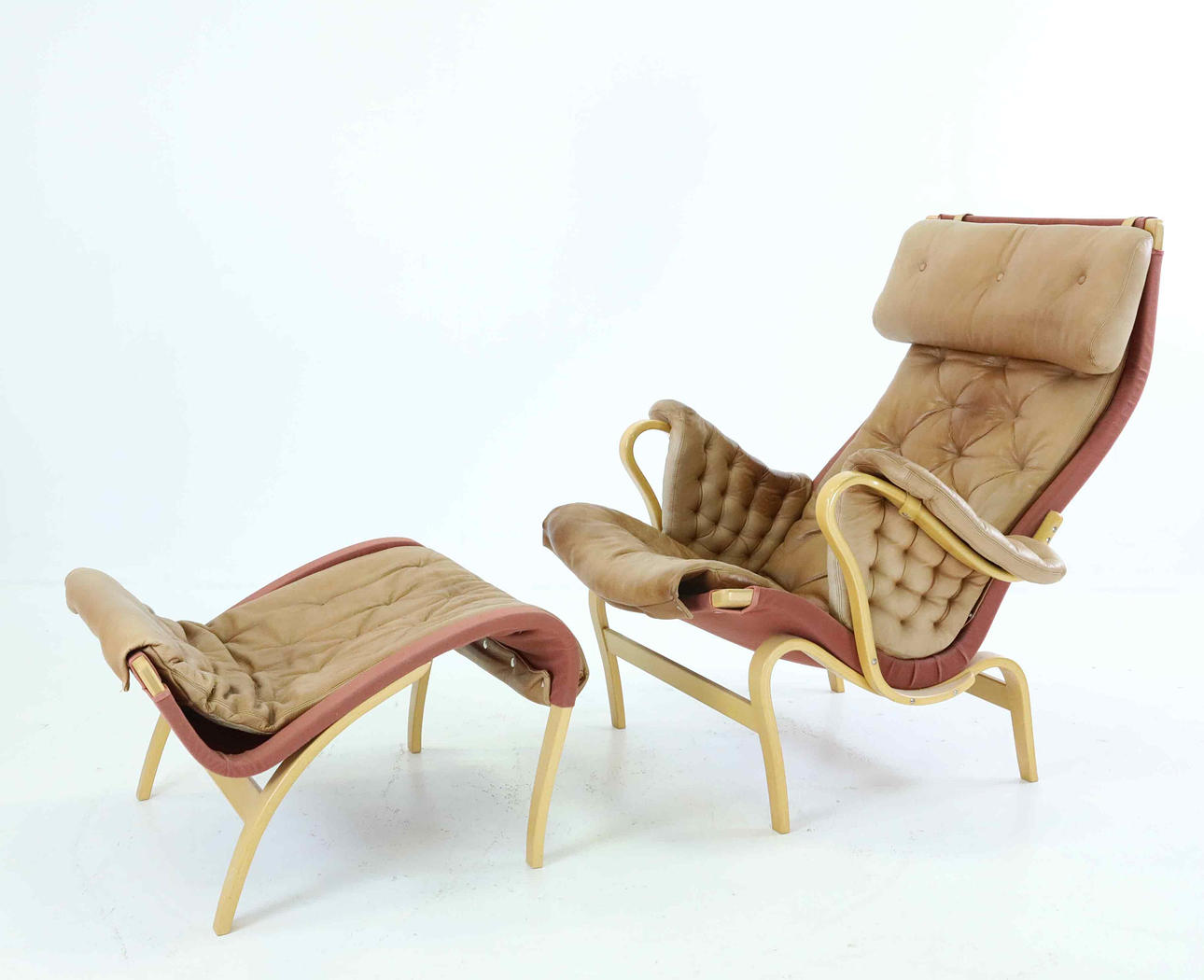 BRUNO MATHSSON. sillón con reposapiés, «Pernilla», DUX.