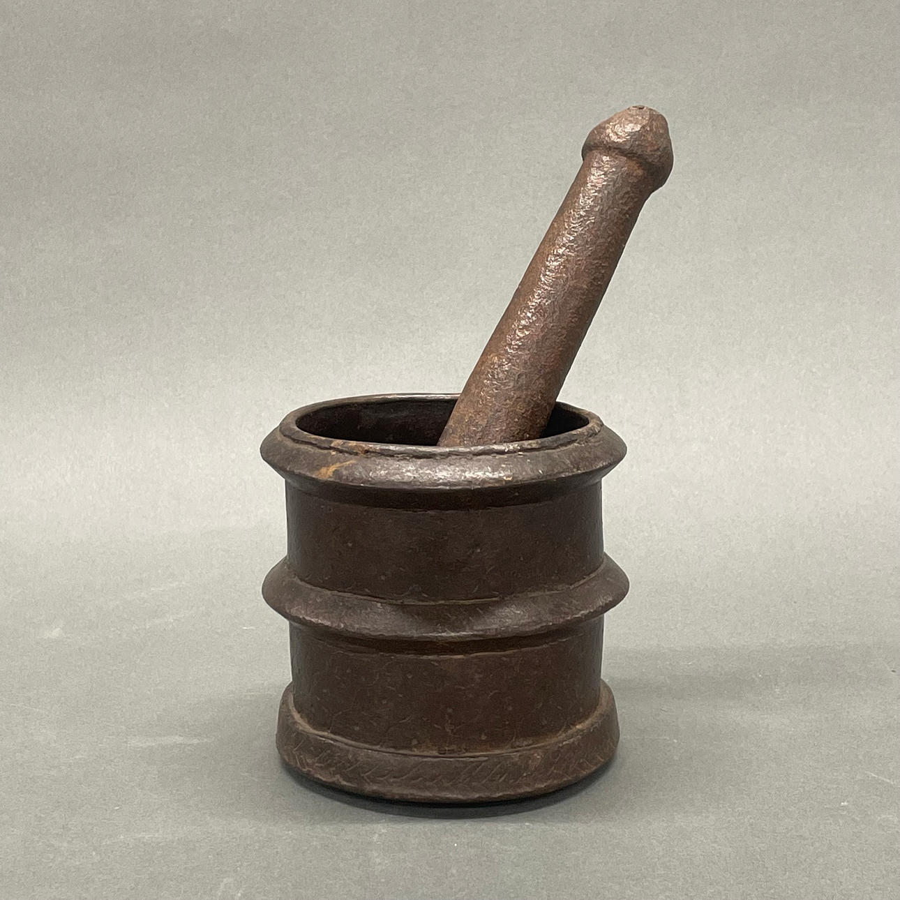 STÖSSEL UND MÖRSER AUS EISEN.