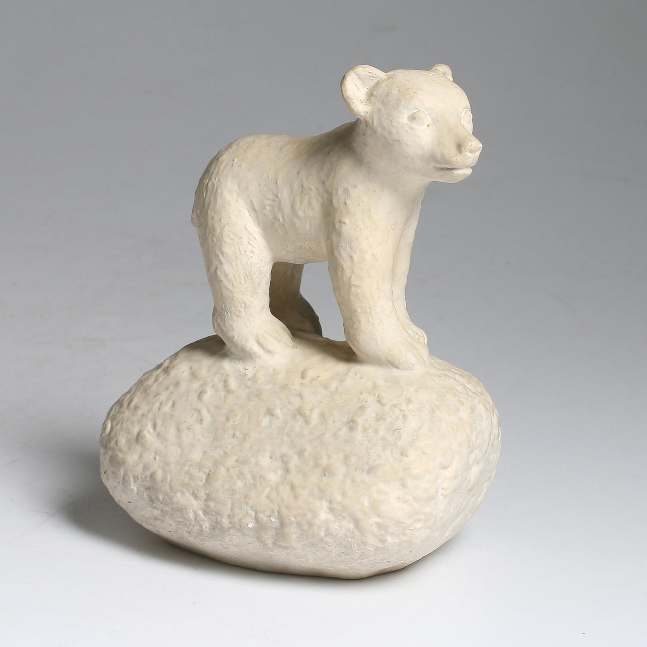 CARIN NILSON (1884-1973). Skulptur, gips, björnunge, signerad.