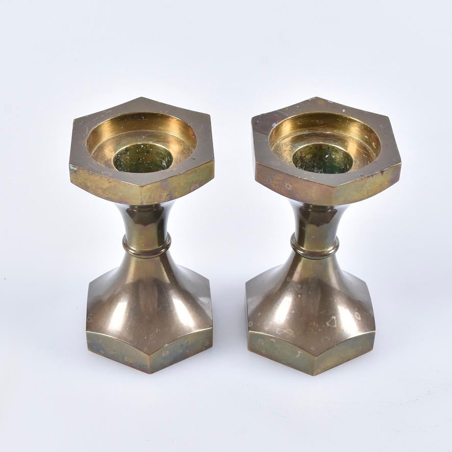 A pair of candlesticks, ore, Gusum.