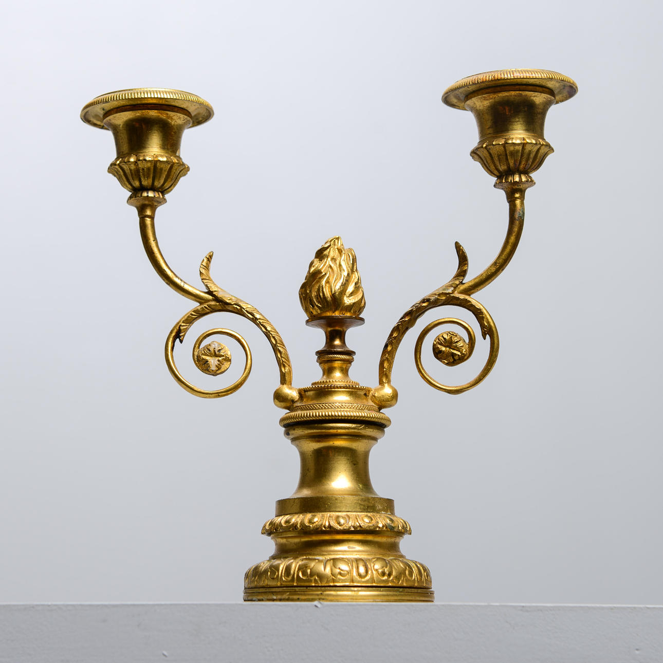 A brass candlestick, 1800/20th century.