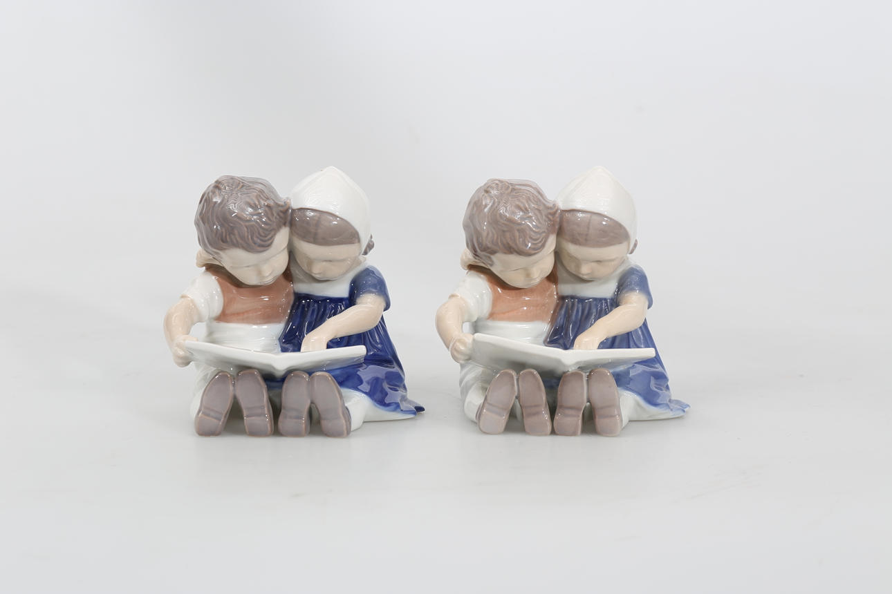 FIGURINER, porslin, 2 stycken, Läsande barn, Bing & Gröndahl.
