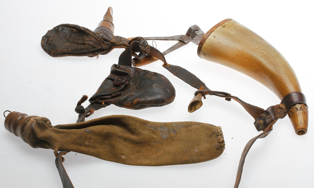 GEHÄNG med KRUTHORN, KULTÅNG, 1800-tal.