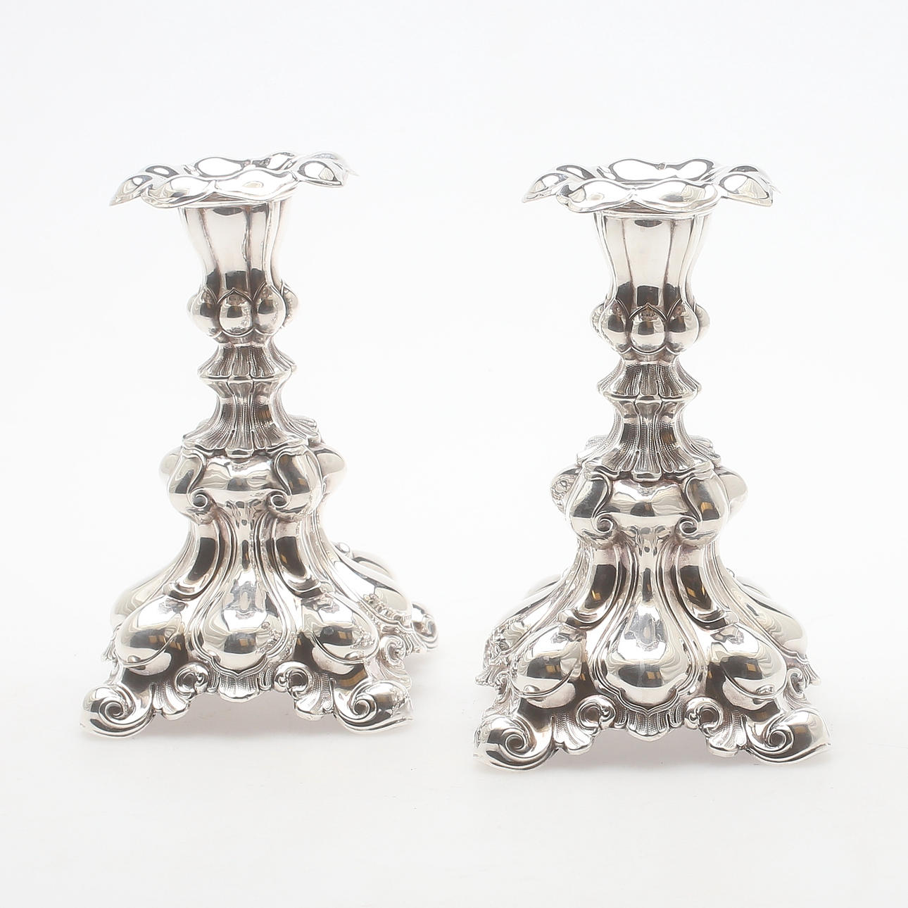 LJUSSTAKAR, ett par, silver, rokokostil, C G Hallbergs Guldsmeds AB, Stockholm 1958, vikt 451 gram.