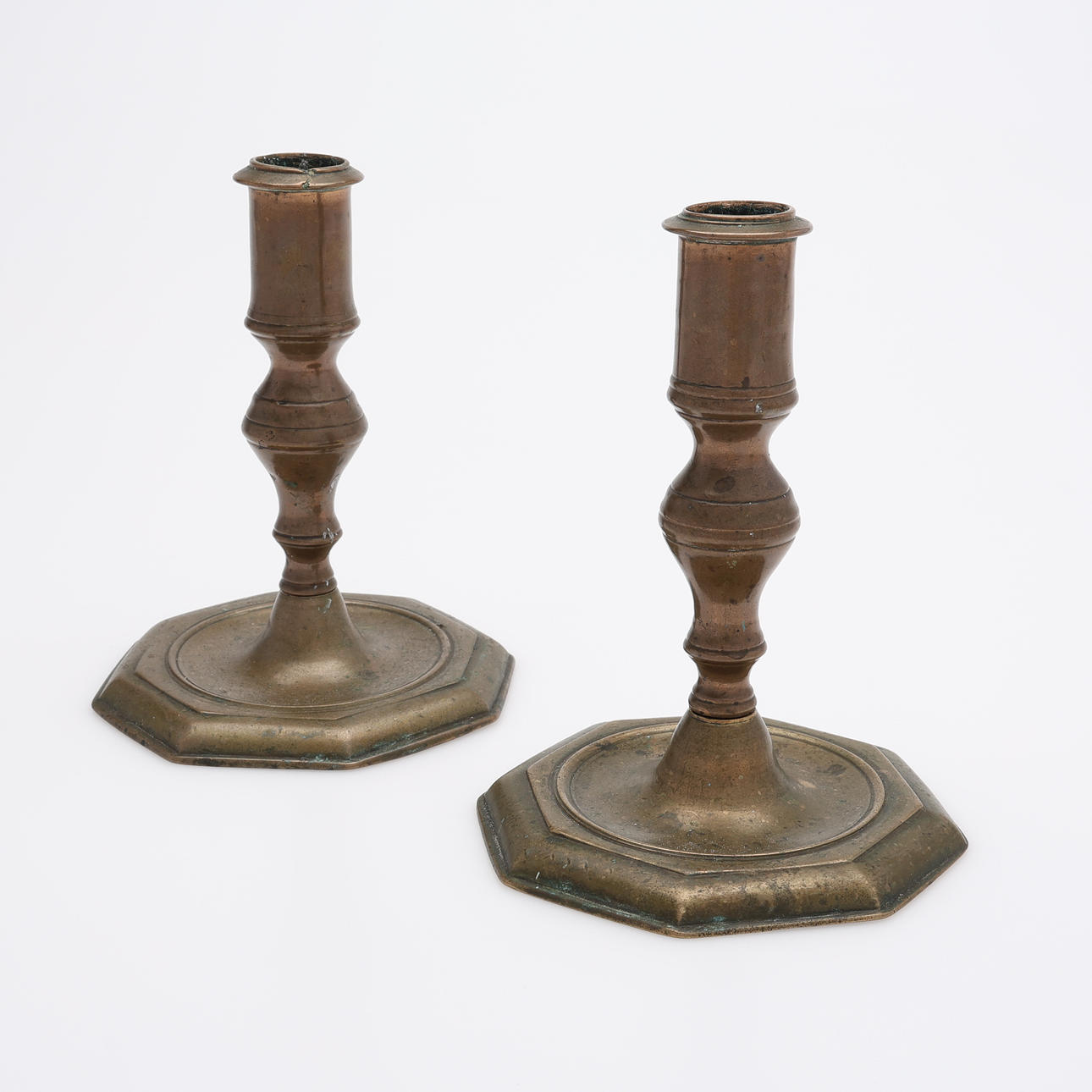 EIN ÄHNLICHER KERZENSTÄNDER AUS MESSING, SPÄTBAROCK, ERSTE HÄLFTE DES 18. JAHRHUNDERTS.