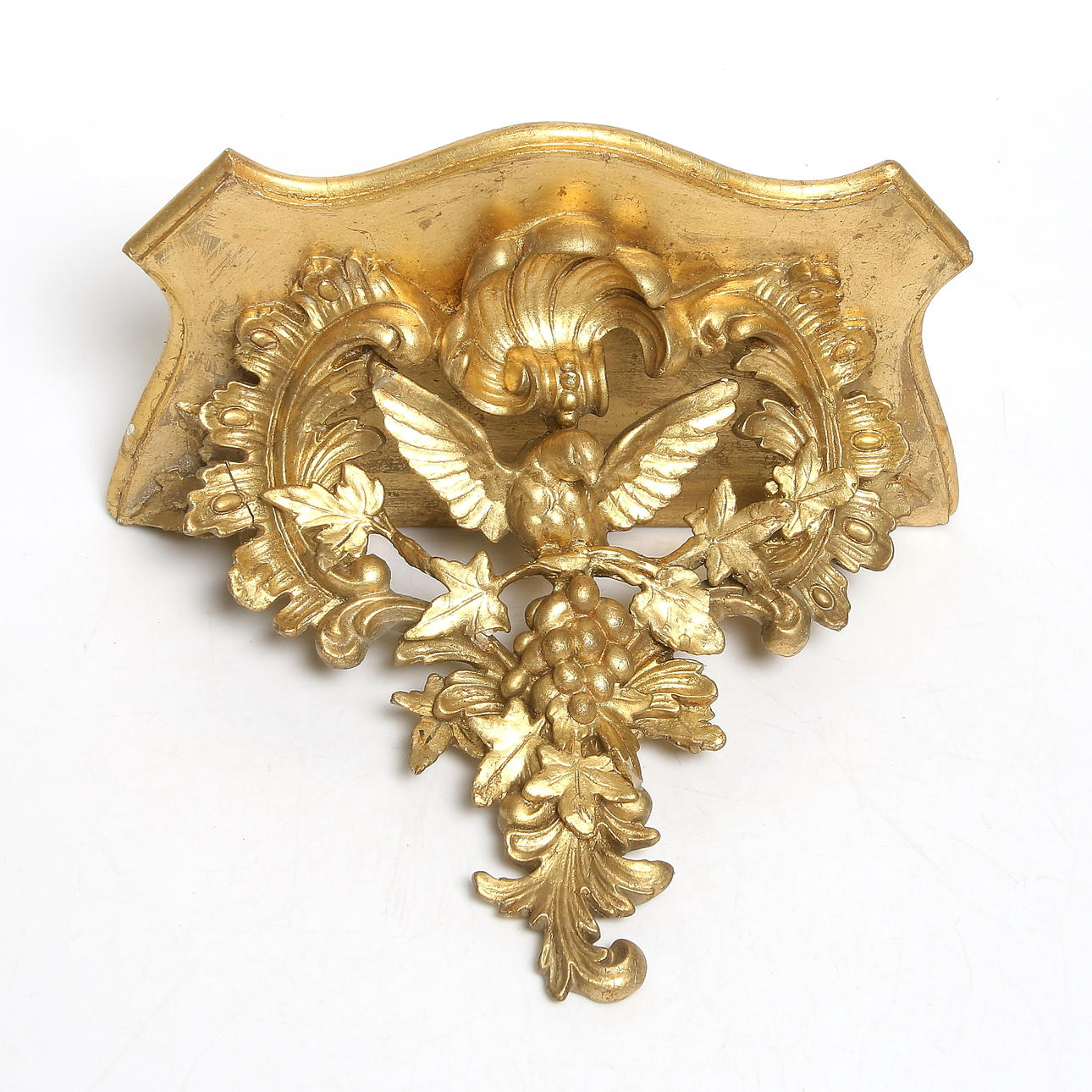 KONSOLHYLLA, förgyllt trä och pastellage, rokokostil, 1800-tal.