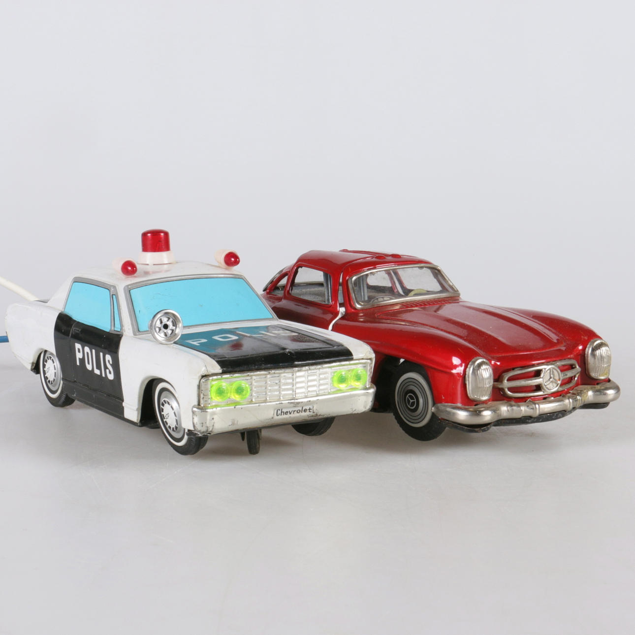 PLÅTBILAR, med sladd, 2 st. 1900-talets mitt.