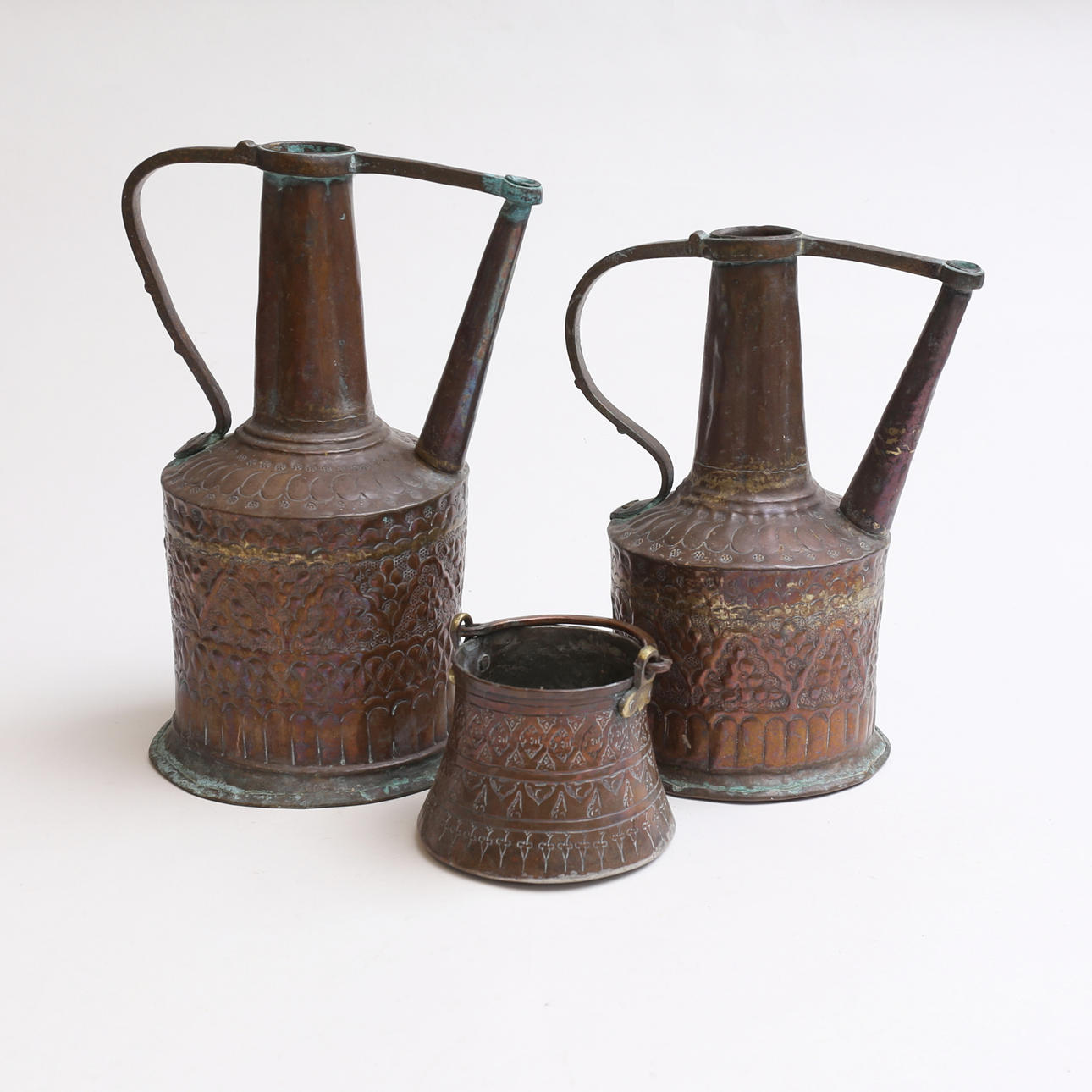 A 20th-century oriental style teapot and bucket.