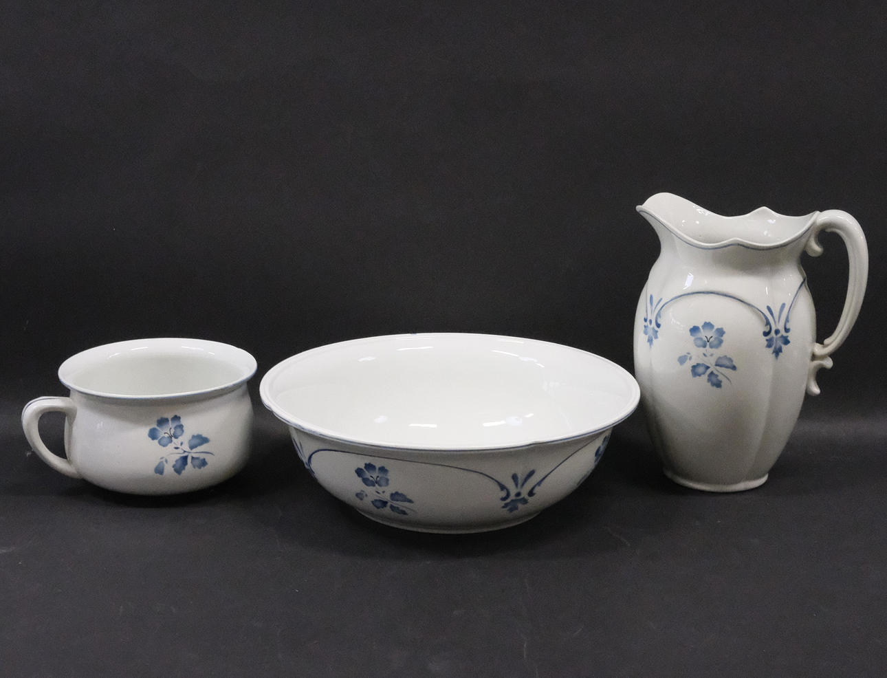 GEFLE, KOLMIOSAINEN PYYKKISETTI.