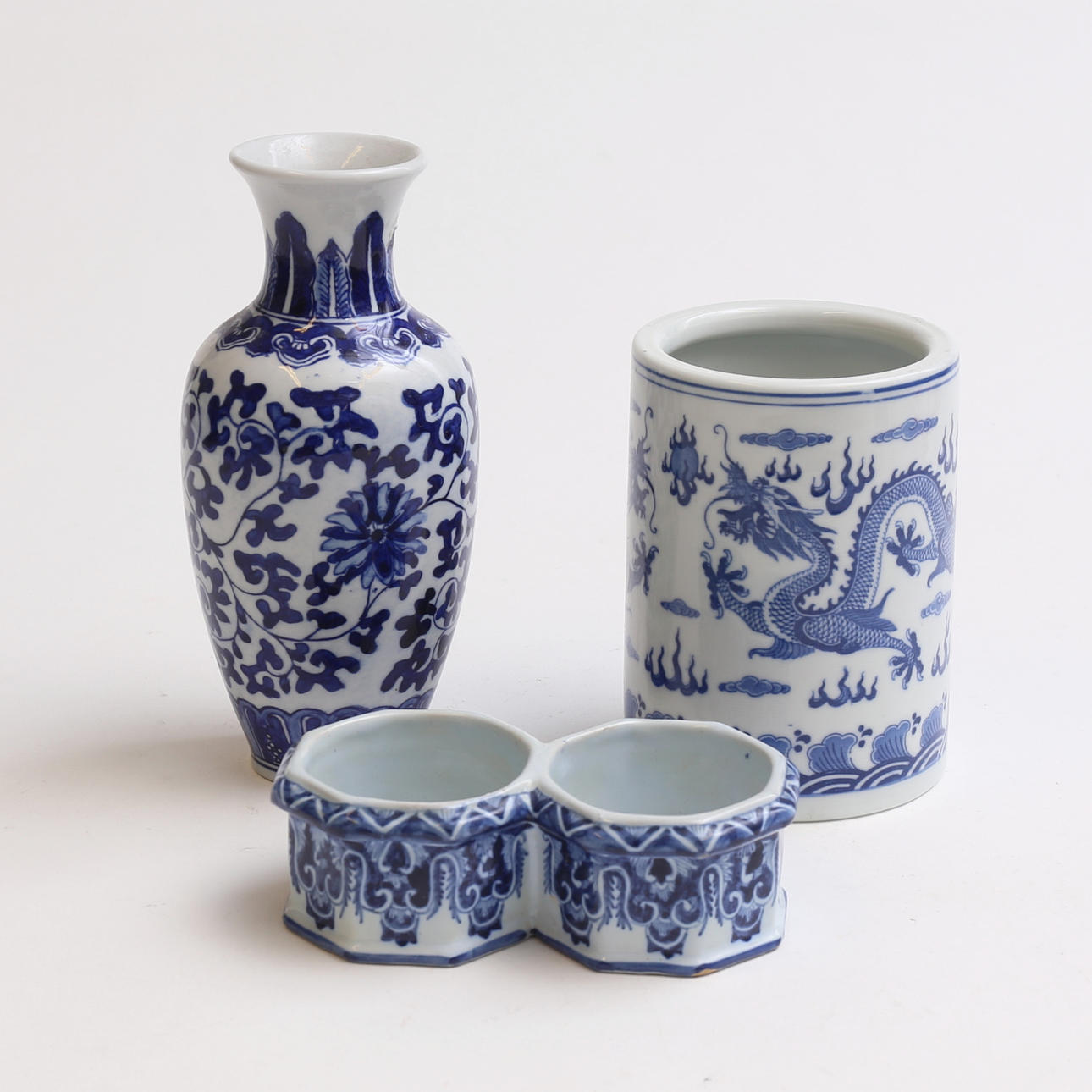 A set of three Chinese porcelain objects, 20th century.