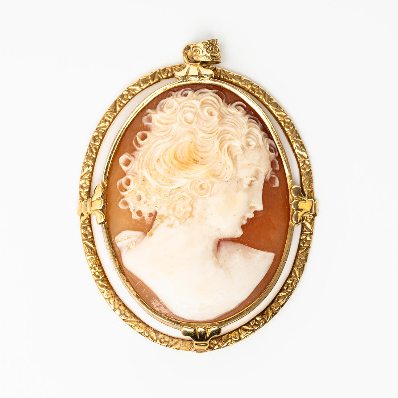 A PENDANT, 18K gold, with seashell camel, Swedish import stamp.