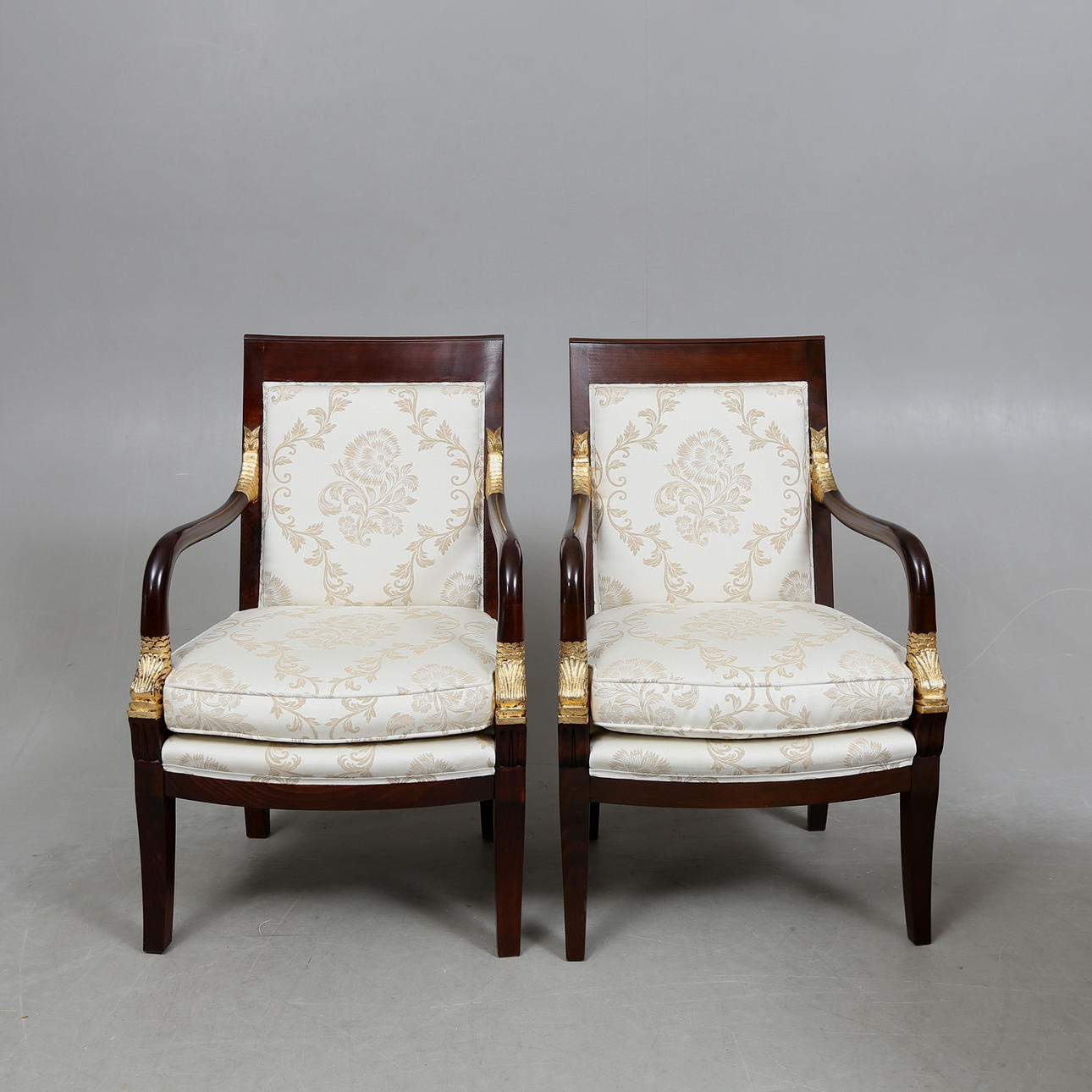 Un par de sillones franceses.