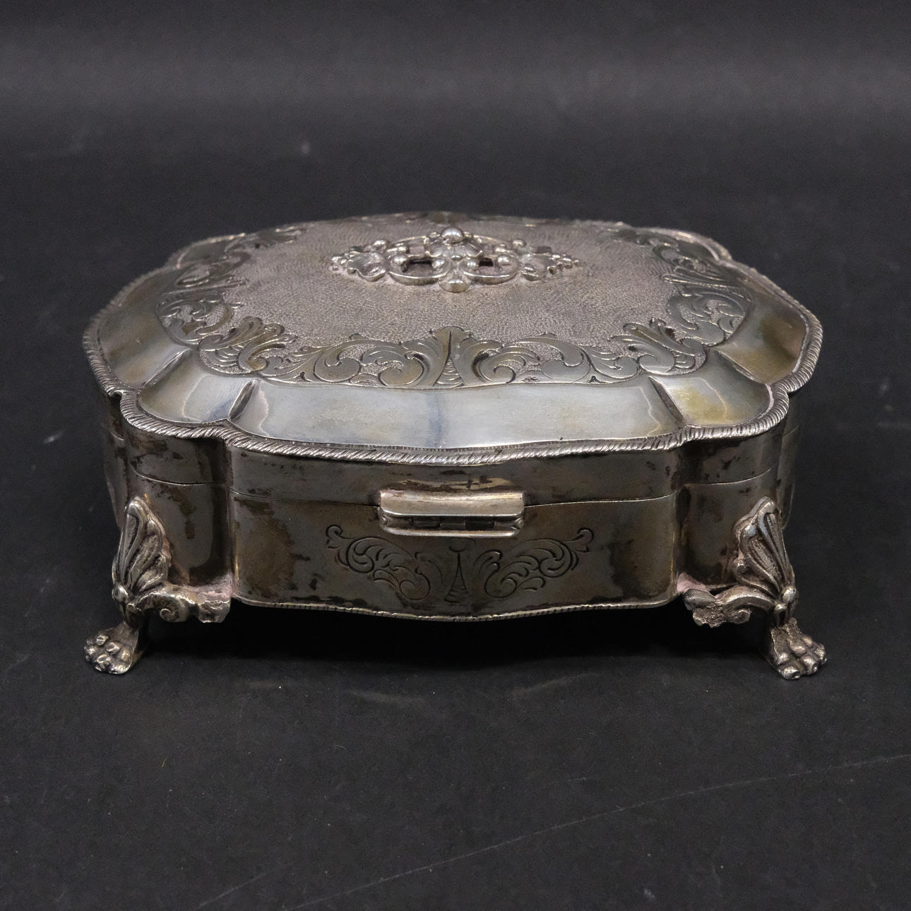 ZUCKERDOSE AN DEN FÜSSEN. SILBER.