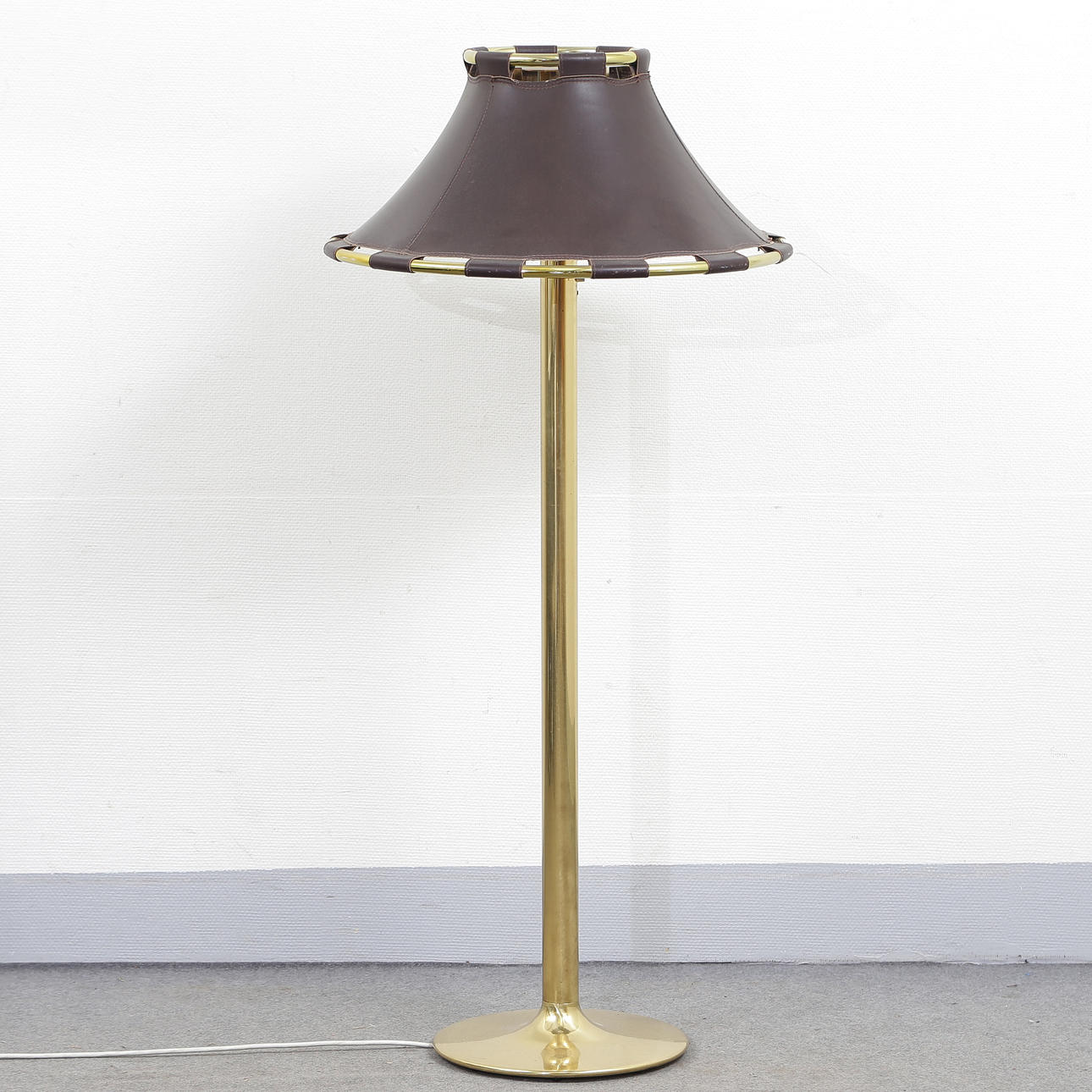 ANNA EHRNER. STEHLAMPE, ECHTLEDERSCHIRM, MESSING, ATELIERLATERNE.