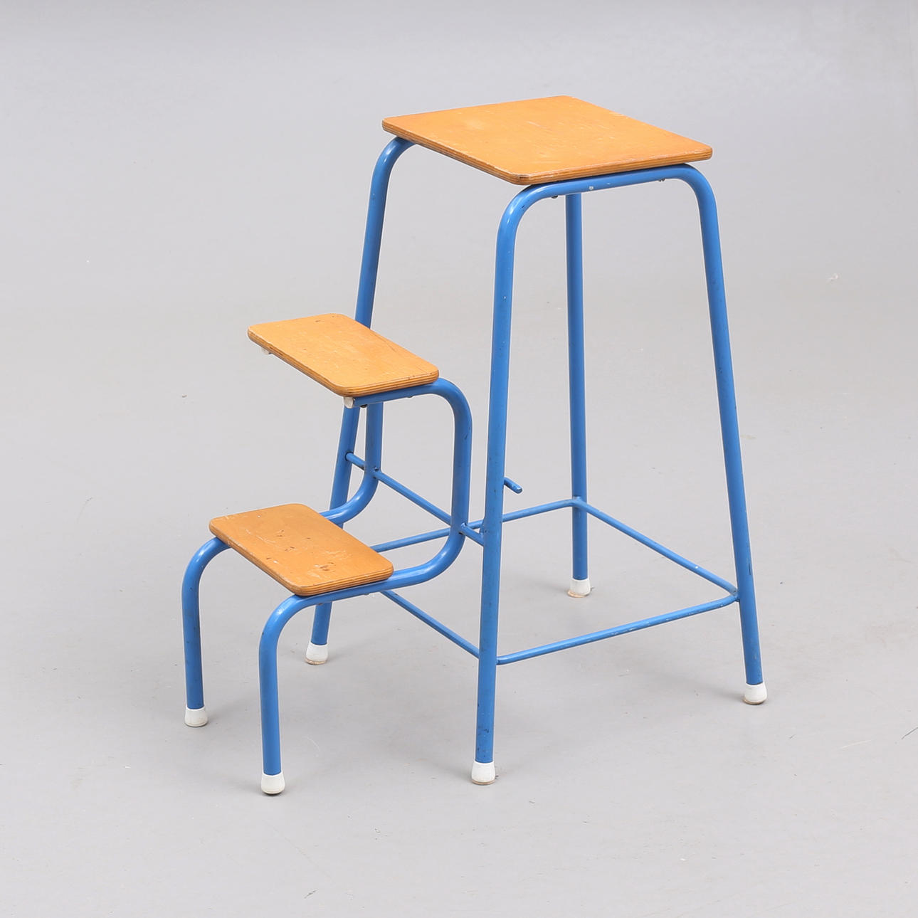 STEGPALL, stålrör/trä, 1900-talets mitt.