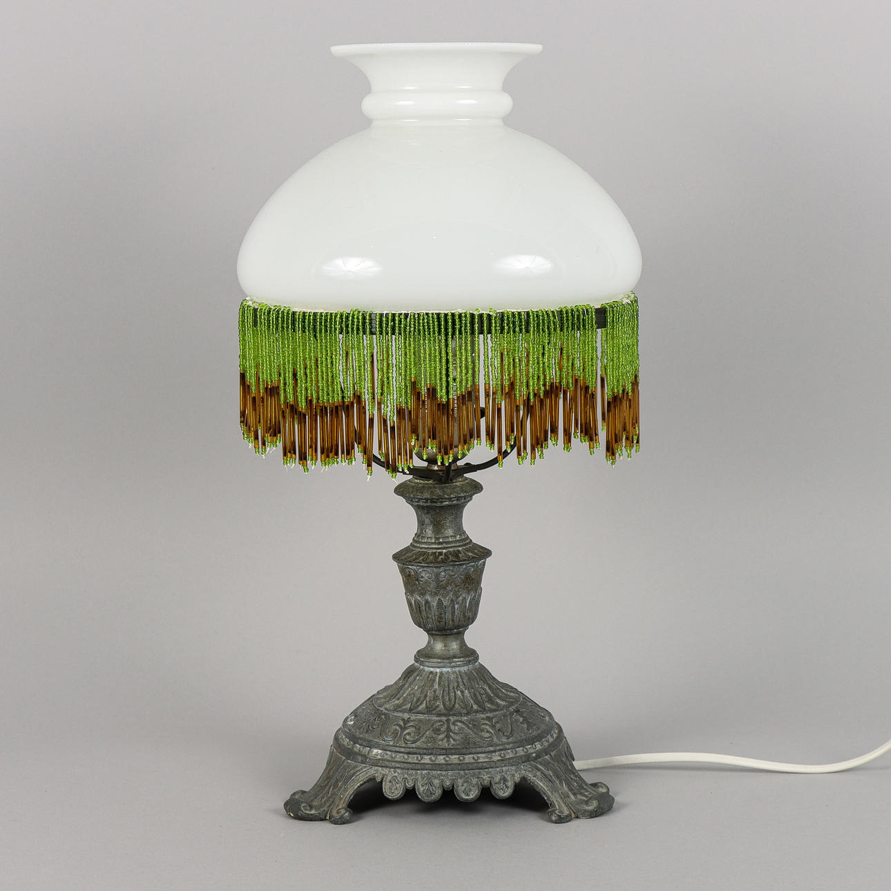 TABLE LAMP cup with pearl fringes.
