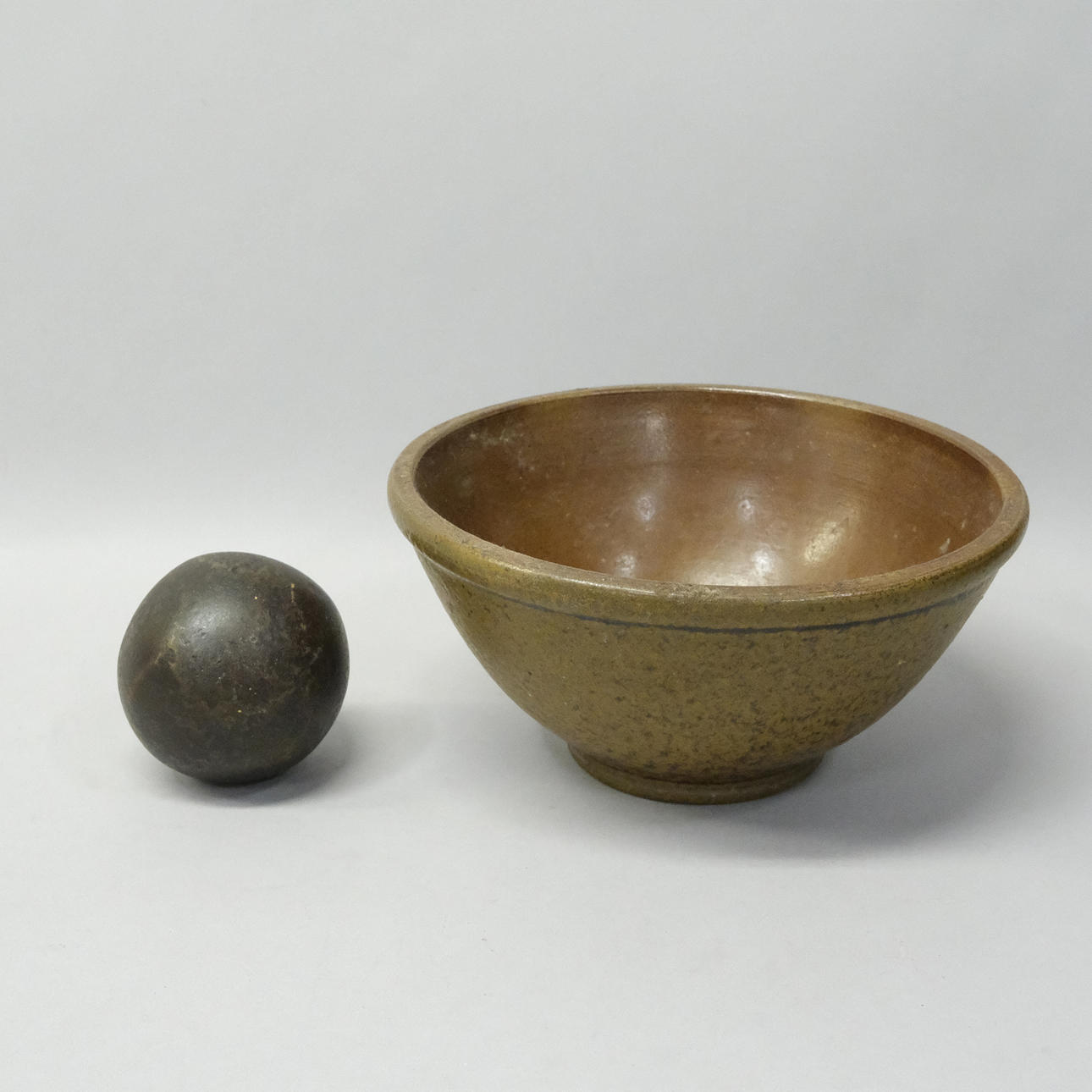 SENFSCHALE MIT SENFKUGEL.