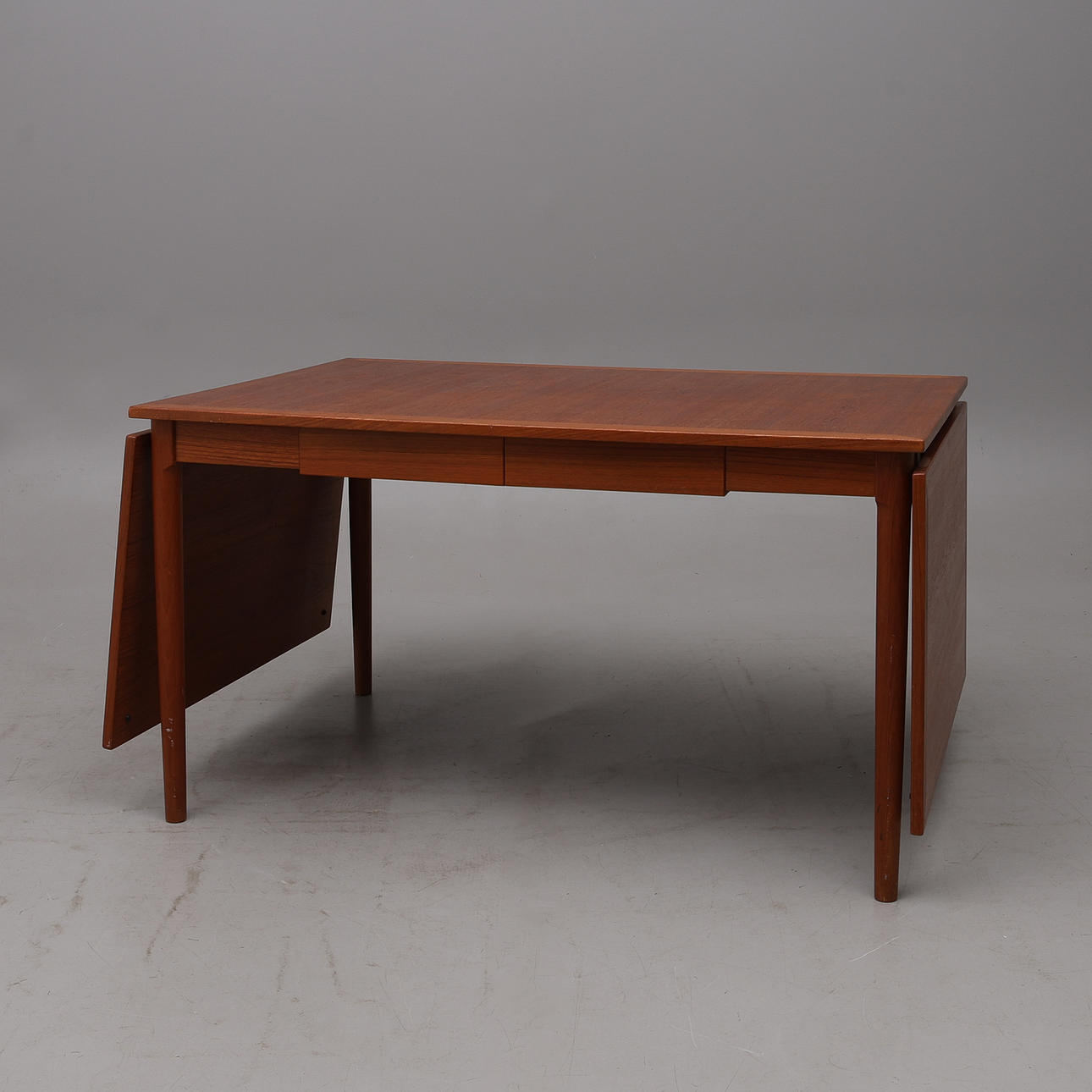 ATTRIBUTED TO KAJ WINDING. DINING TABLE, TEAK, SLAGELSE MÖBELVERK, DENMARK, 1960S.