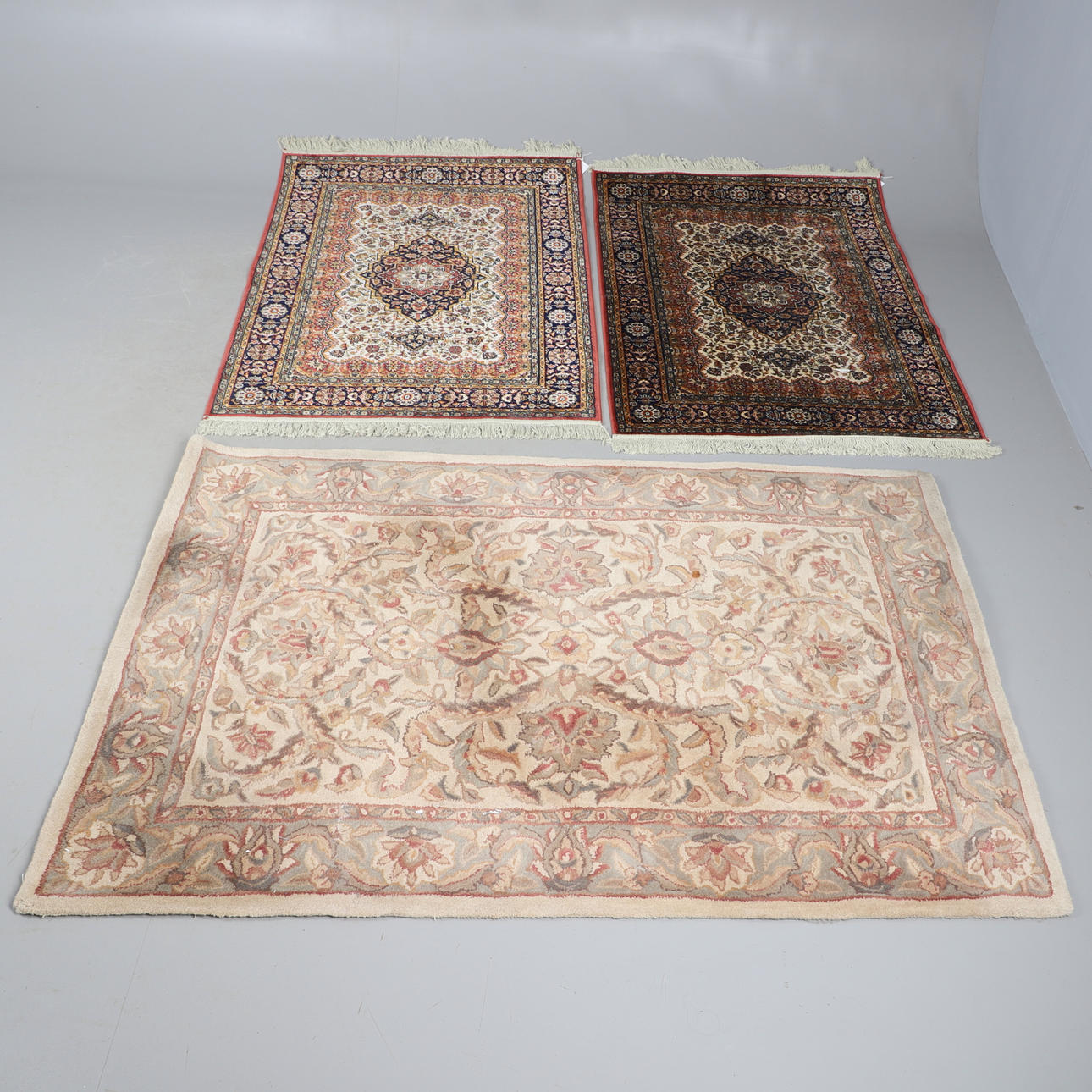 PAR MASKINFREMSTILLEDE TÆPPER AF ORIENTALSK DESIGN.