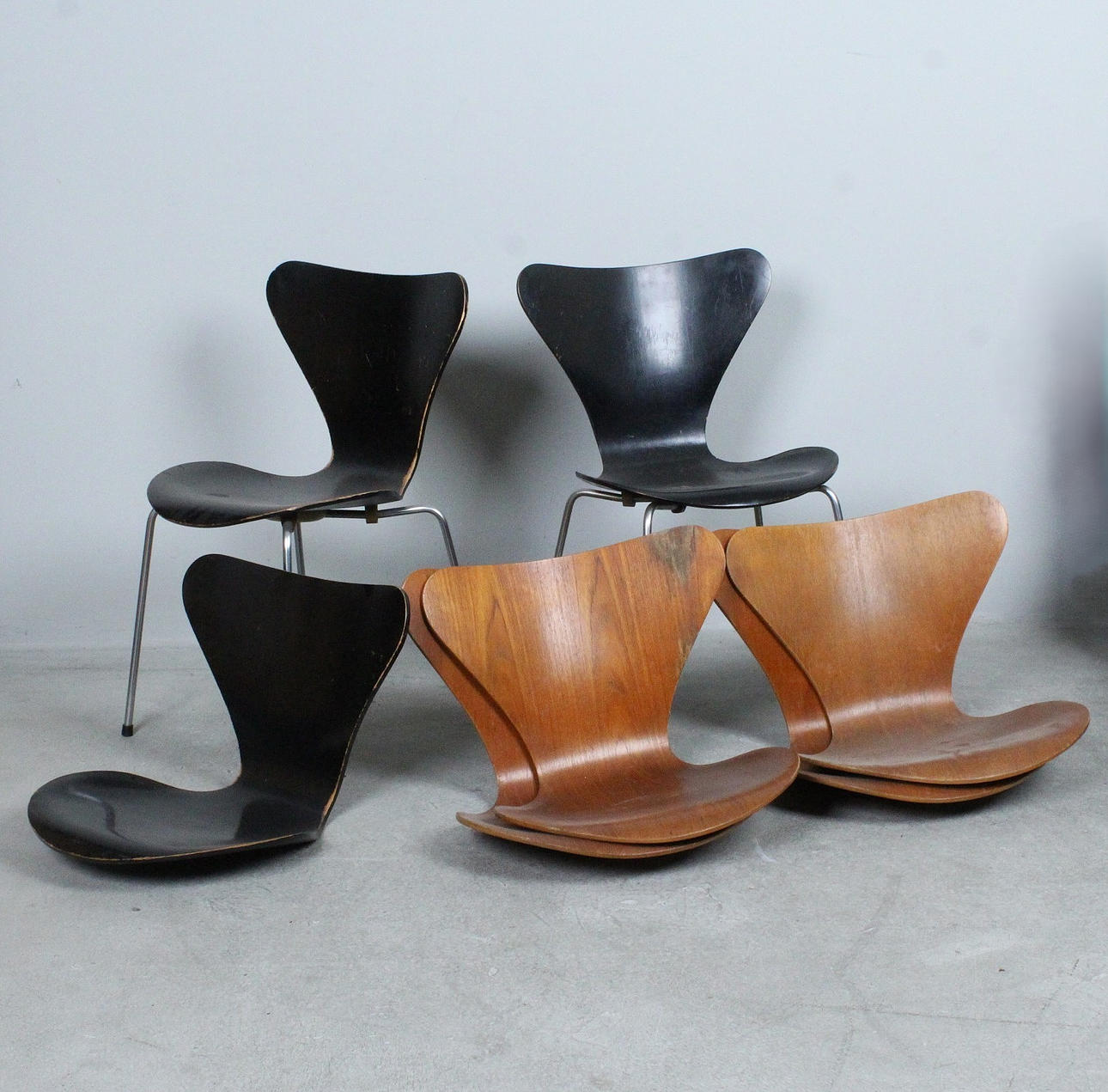 ARNE JACOBSEN. Fritz Hansen. Set of chairs/seat shells, model '3107', 1982, Denmark.