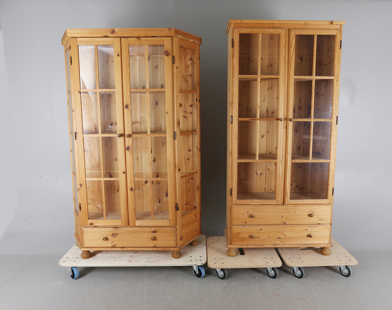 VITRINSKÅP, 2 st, 1900-tal.