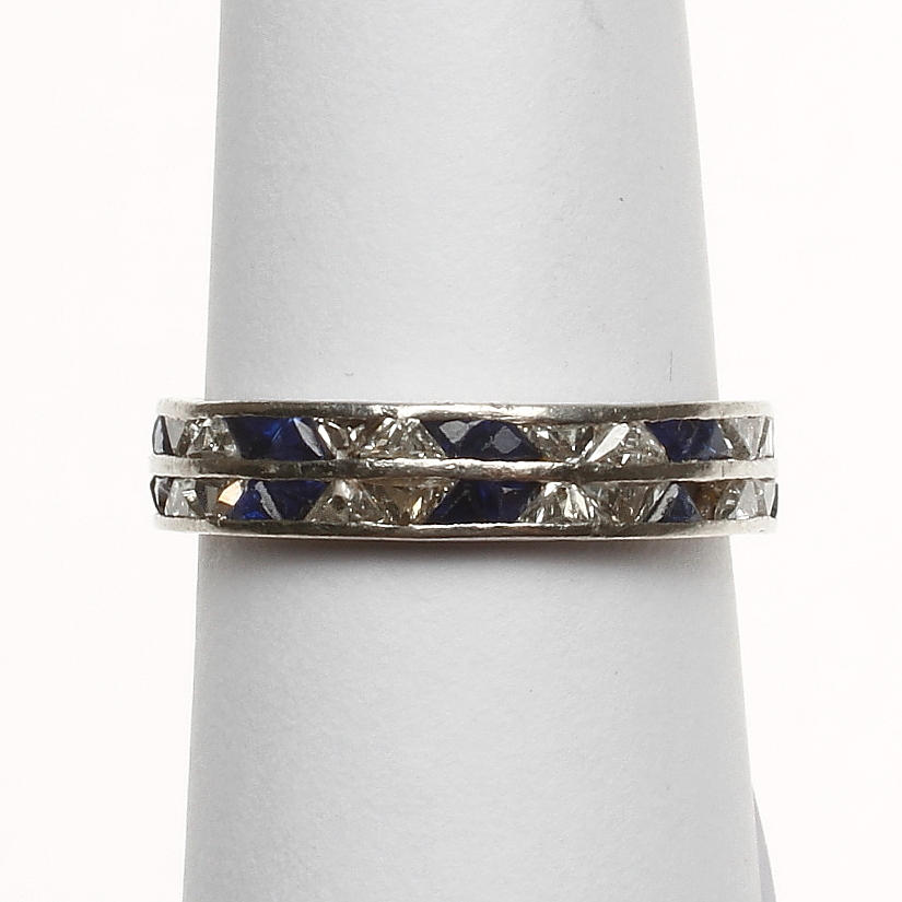 RING, sk helalliansring, troligen platina med diamanter och safirer, 1930-tal, vikt ca 4,1 gram.
