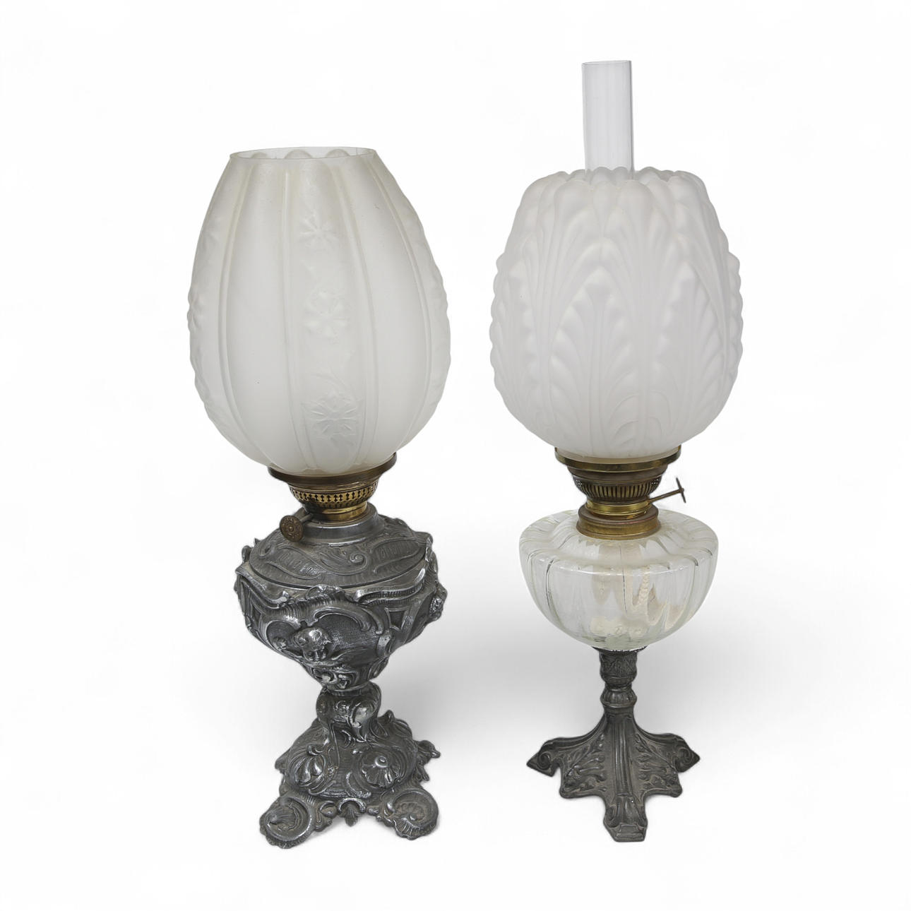 KEROSINLAMPER, glaskopper på metalstativ, 2 stk.