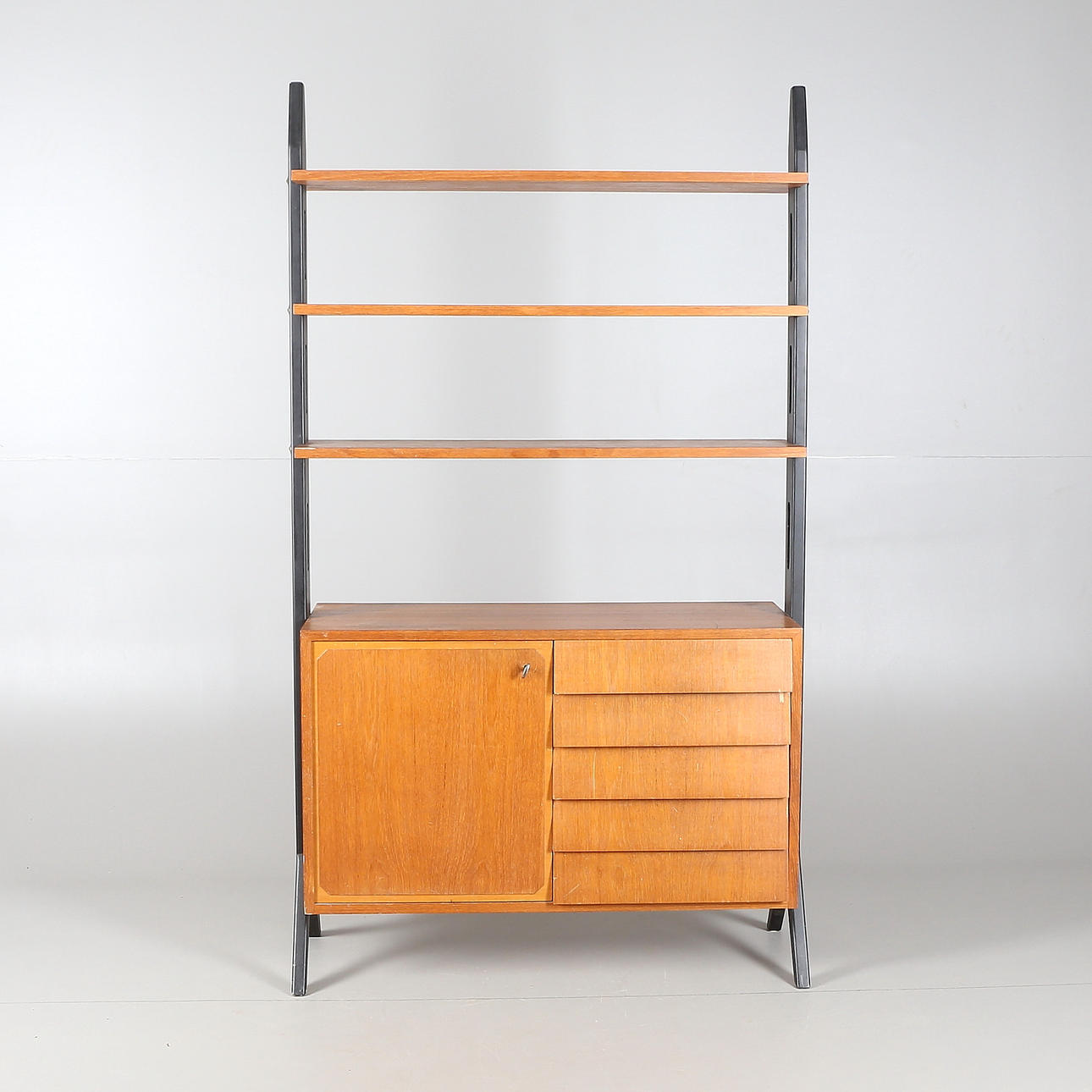 BOKHYLLA med UNDERSKÅP, teakfanér/svärtat trä, 1900-talets tredje fjärdedel.