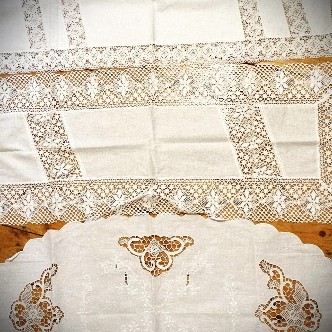 TRE VINTAGE HVIDE BOMULDSBORDDEKORATIONER.