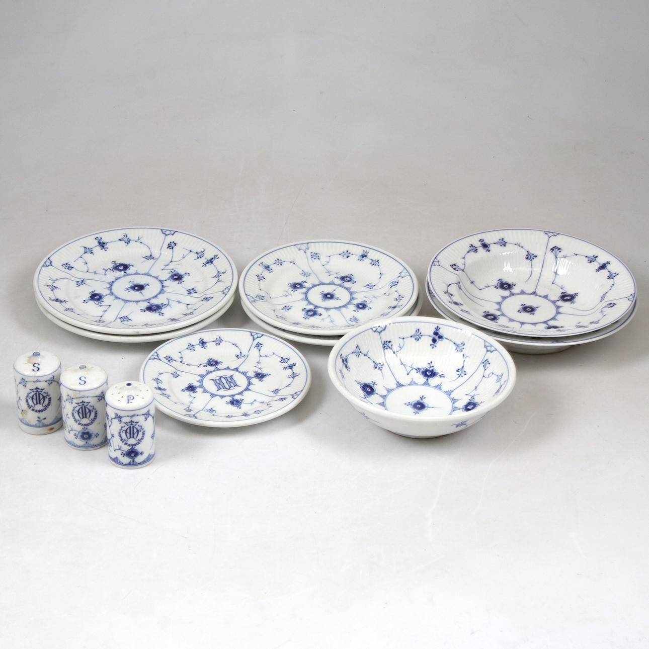 11 pieces of tableware, onion pattern, Royal Copenhagen & Bing & Gröndahl, Denmark.