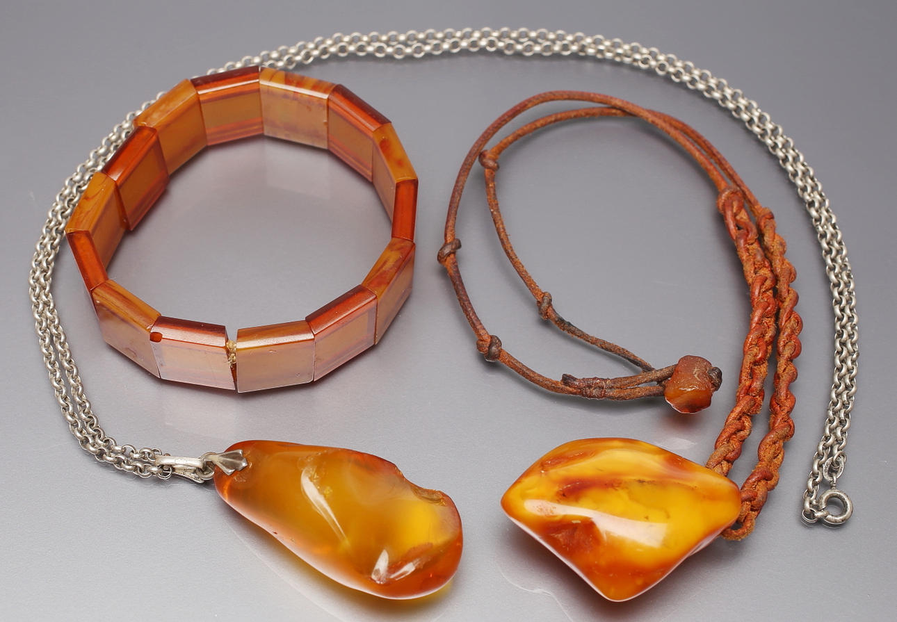 KONVOLUT, bärnsten.