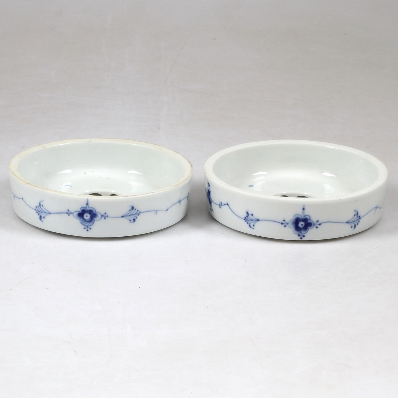 A set of 2 pieces of porcelain, the onion pattern, 20th century.