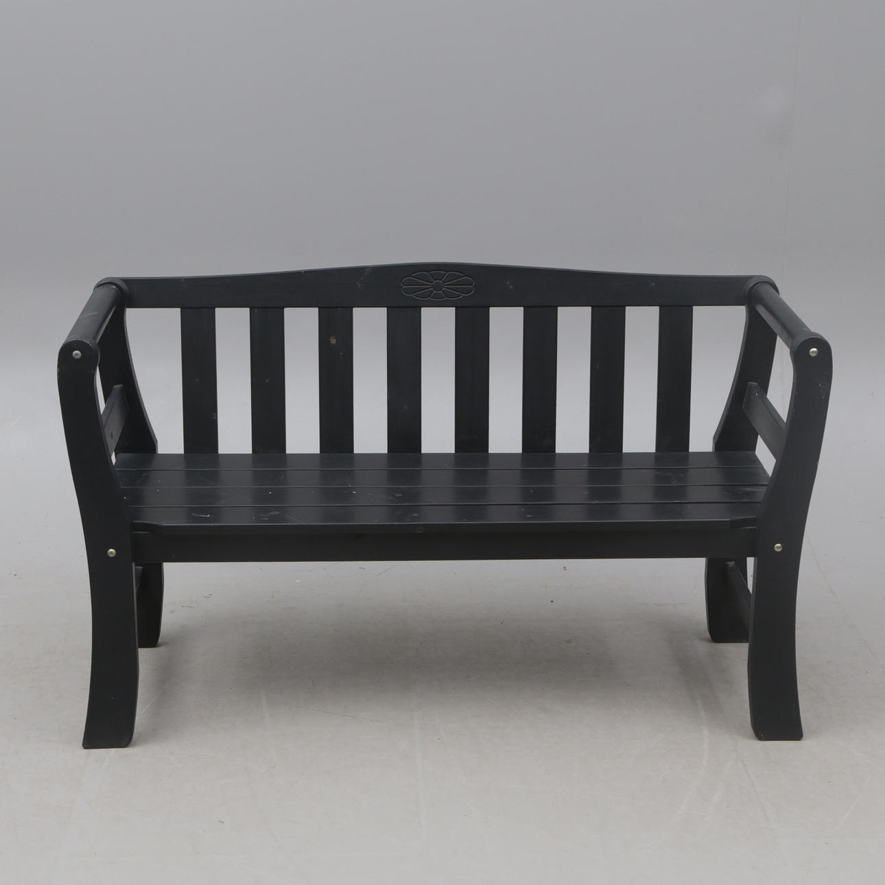 HAVEBÆNK, træ, malet sort. Hillerstorp Sverige.