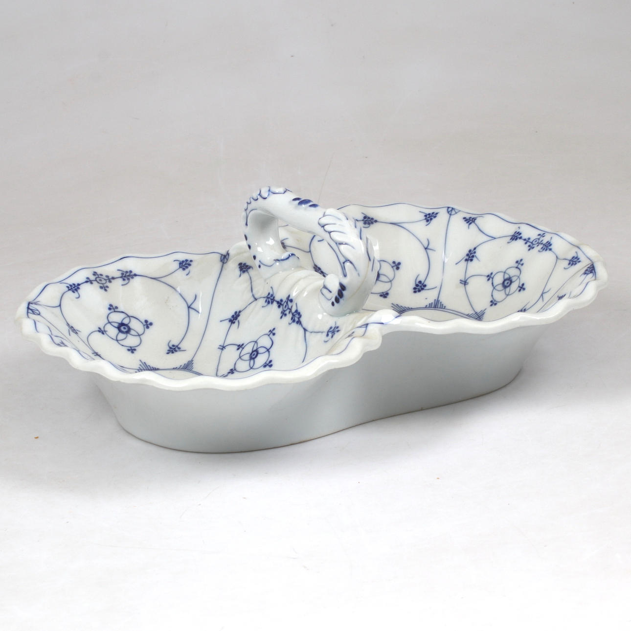 A bowl, with a hanger, onion pattern, 20th century.