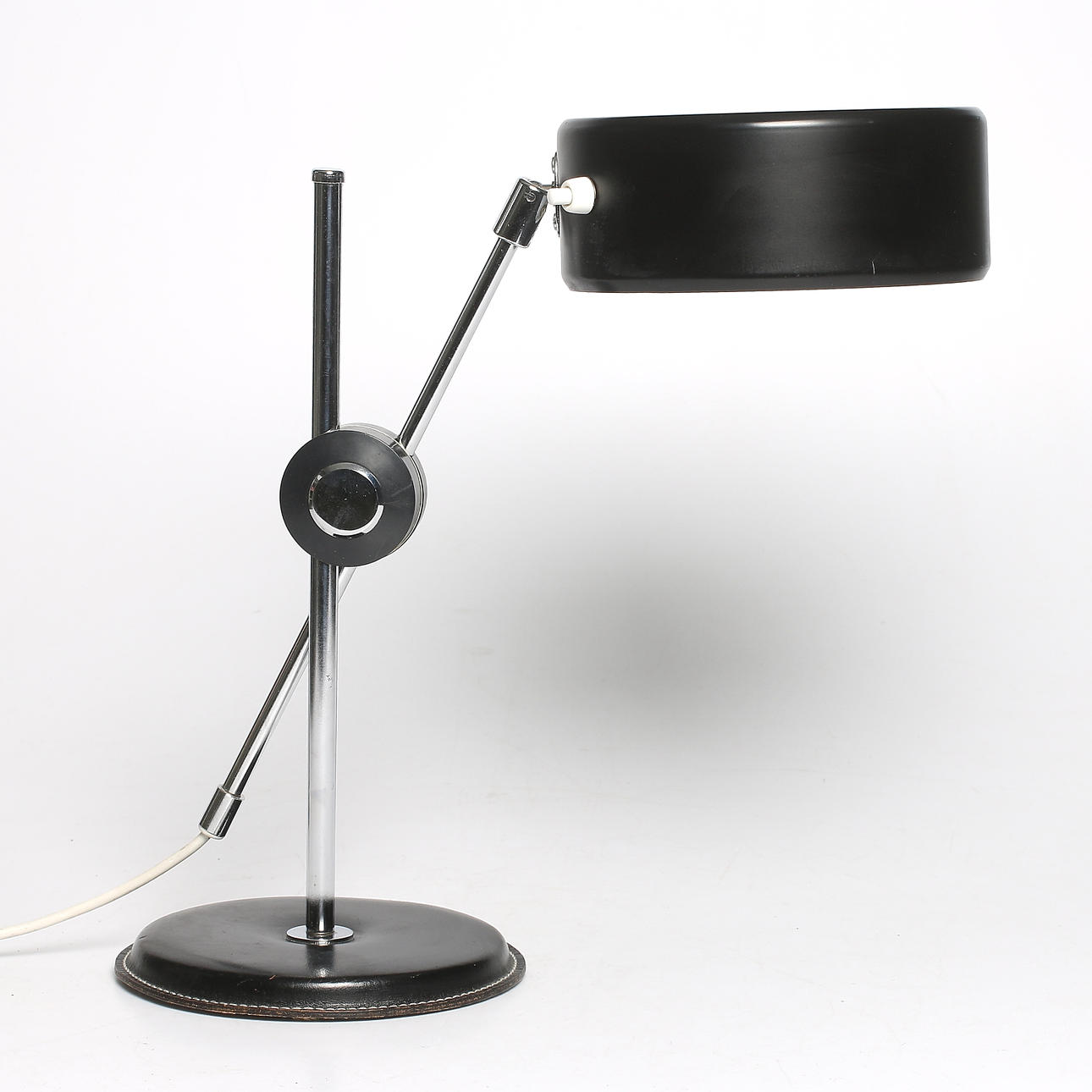 SKRIVBORDSLAMPA, plåt krom och läder, "Modell 781", Anders Pehrson, Ateljé Lyktan, Åhus, 1900-tal.