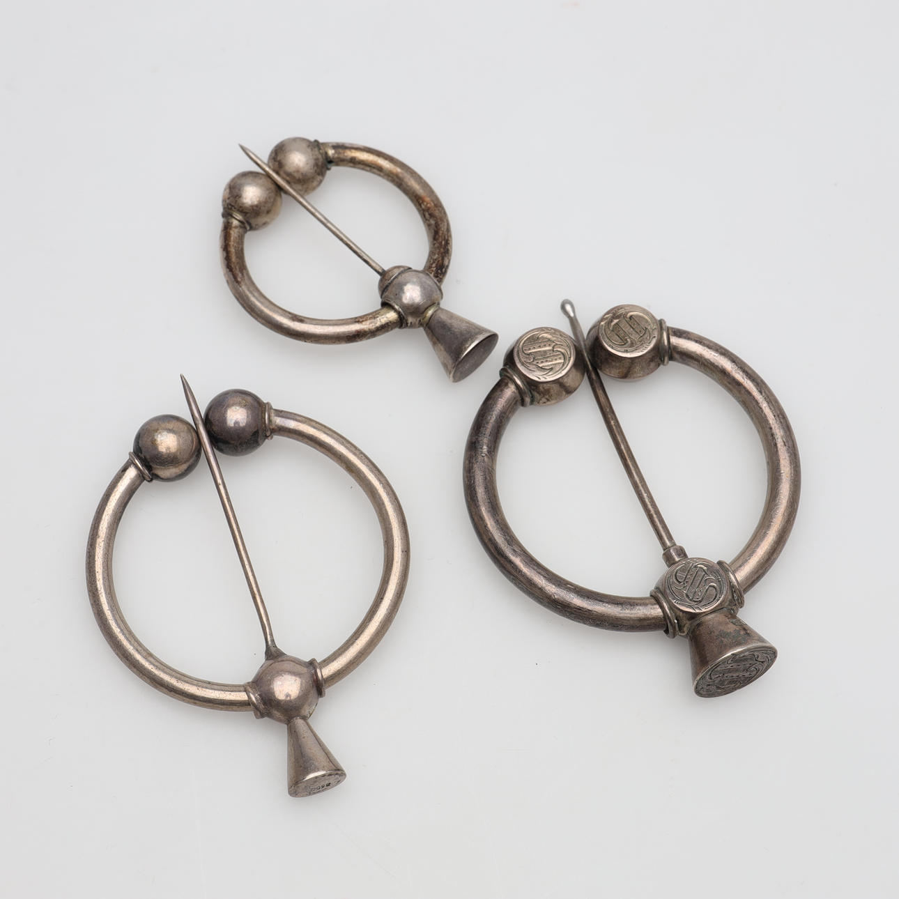 DRAPEREDE BROCHER 3 stk sølv bruttovægt ca. 40,2 gram.