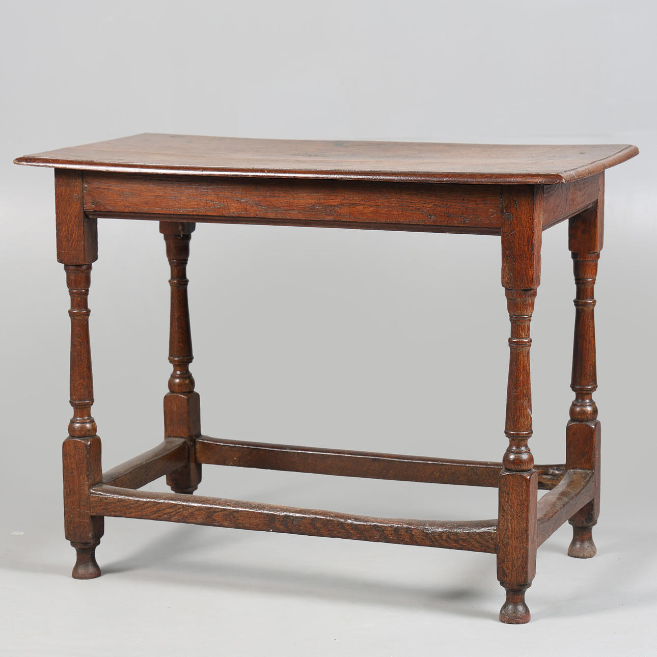 AN 18TH CENTURY OAK CENTRE TABLE.