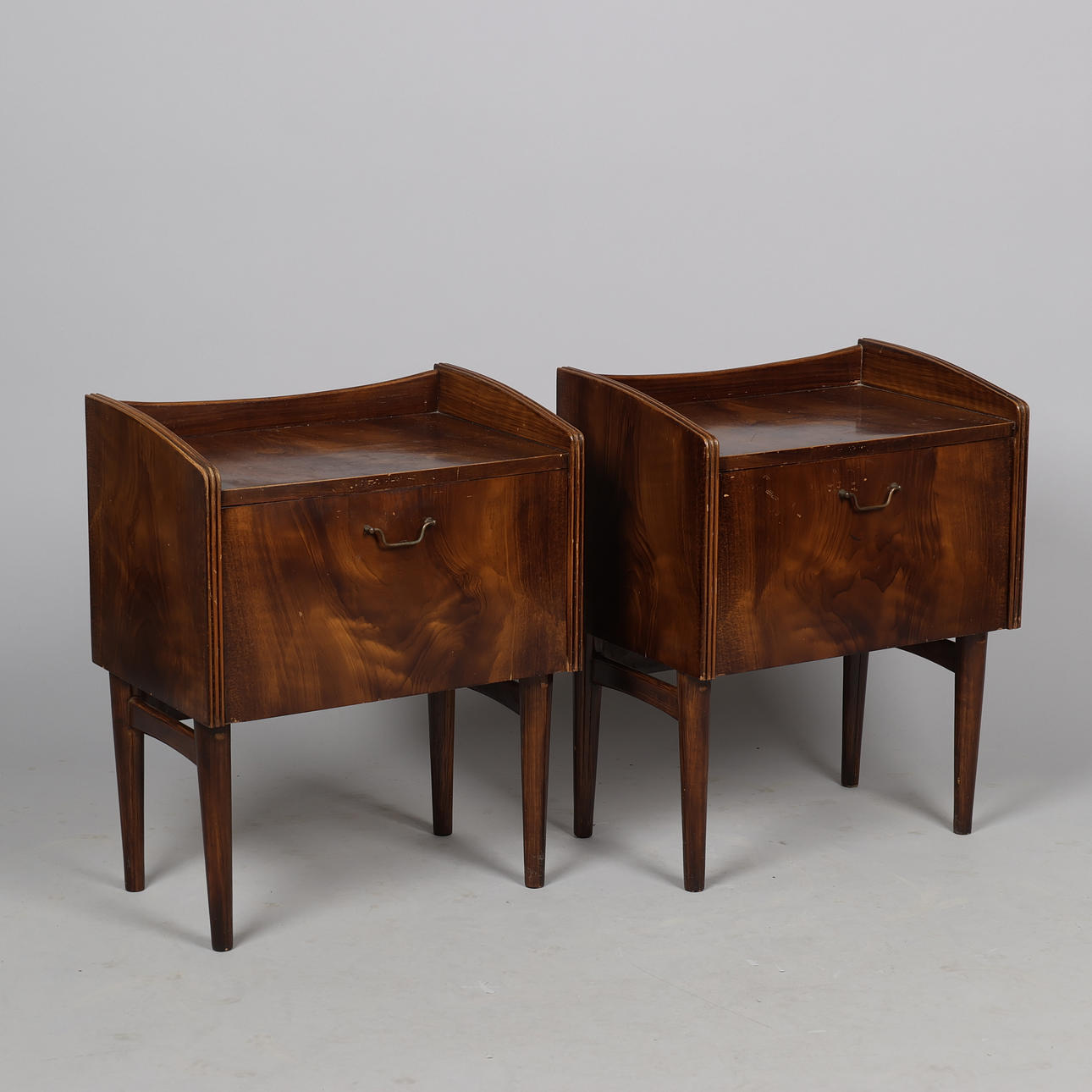 A pair of bedside tables with canelled edges and painted wooden structure, Danish designer, mid 20th century (2).
