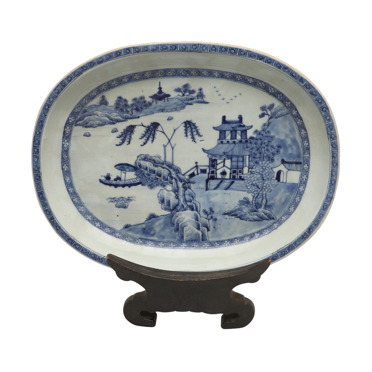 ETT KINESISKT EXPORTBLÅTT OCH VITT PORSLINSFAT.