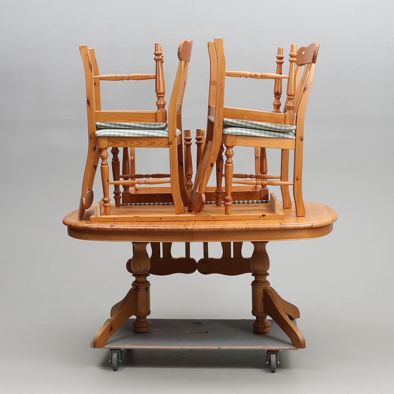 DINING TABLE WITH 6 CHAIRS, pine. 70s/80s.