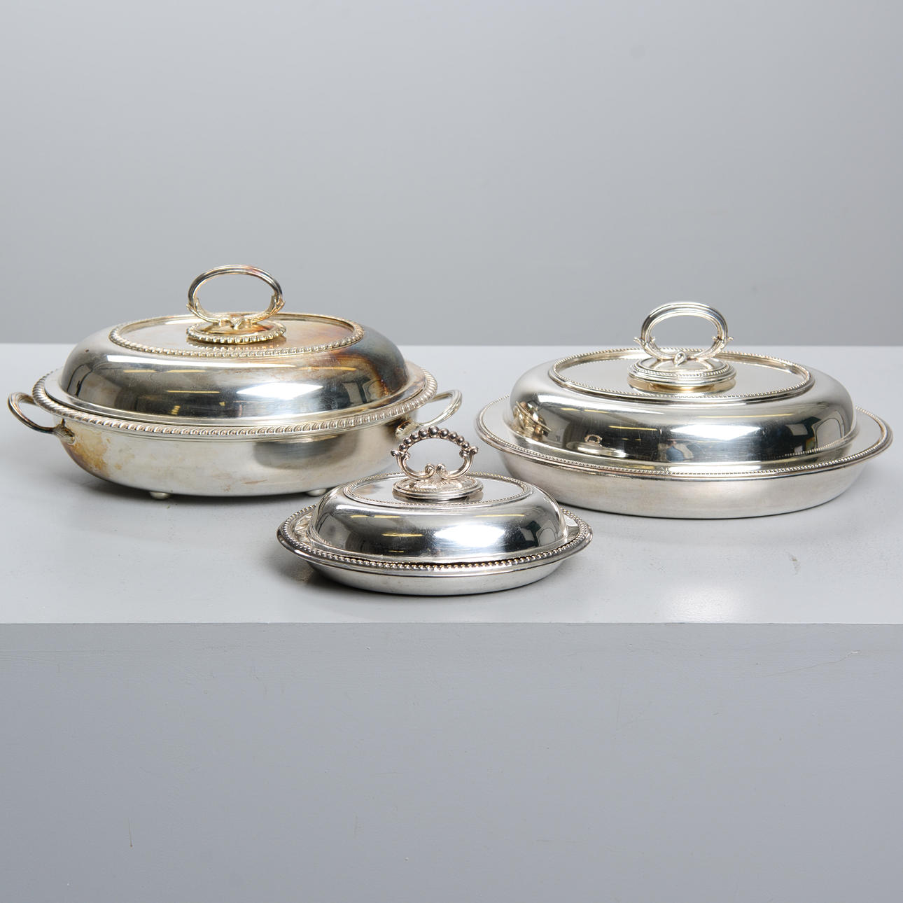 SERVIERPLATTE MIT DECKEL, 3 Stück, Neusilber, England.