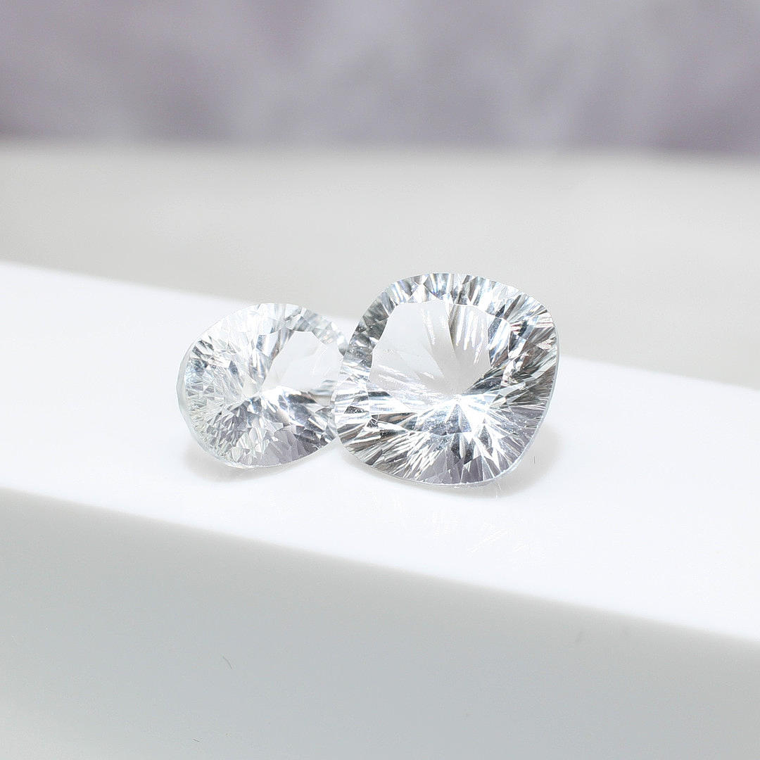 2 X LØS STOR HVID TOPAS 20.35CT.