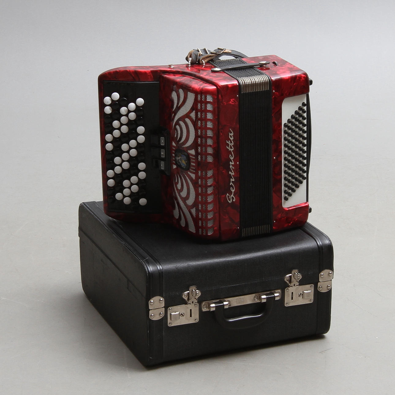 DRAGSPEL, Serinetta.