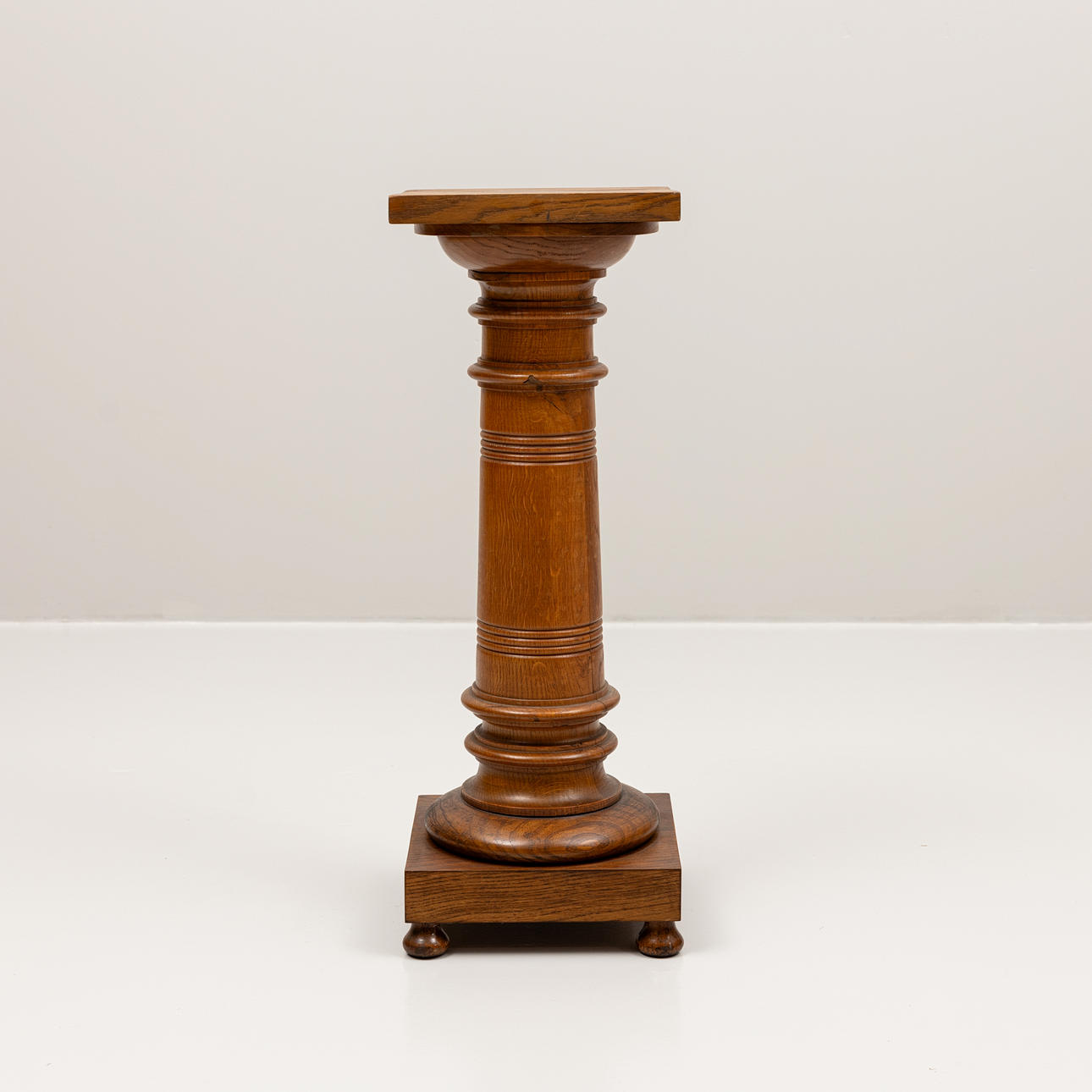 Ein Eichensockel, frühes 20. Jahrhundert.