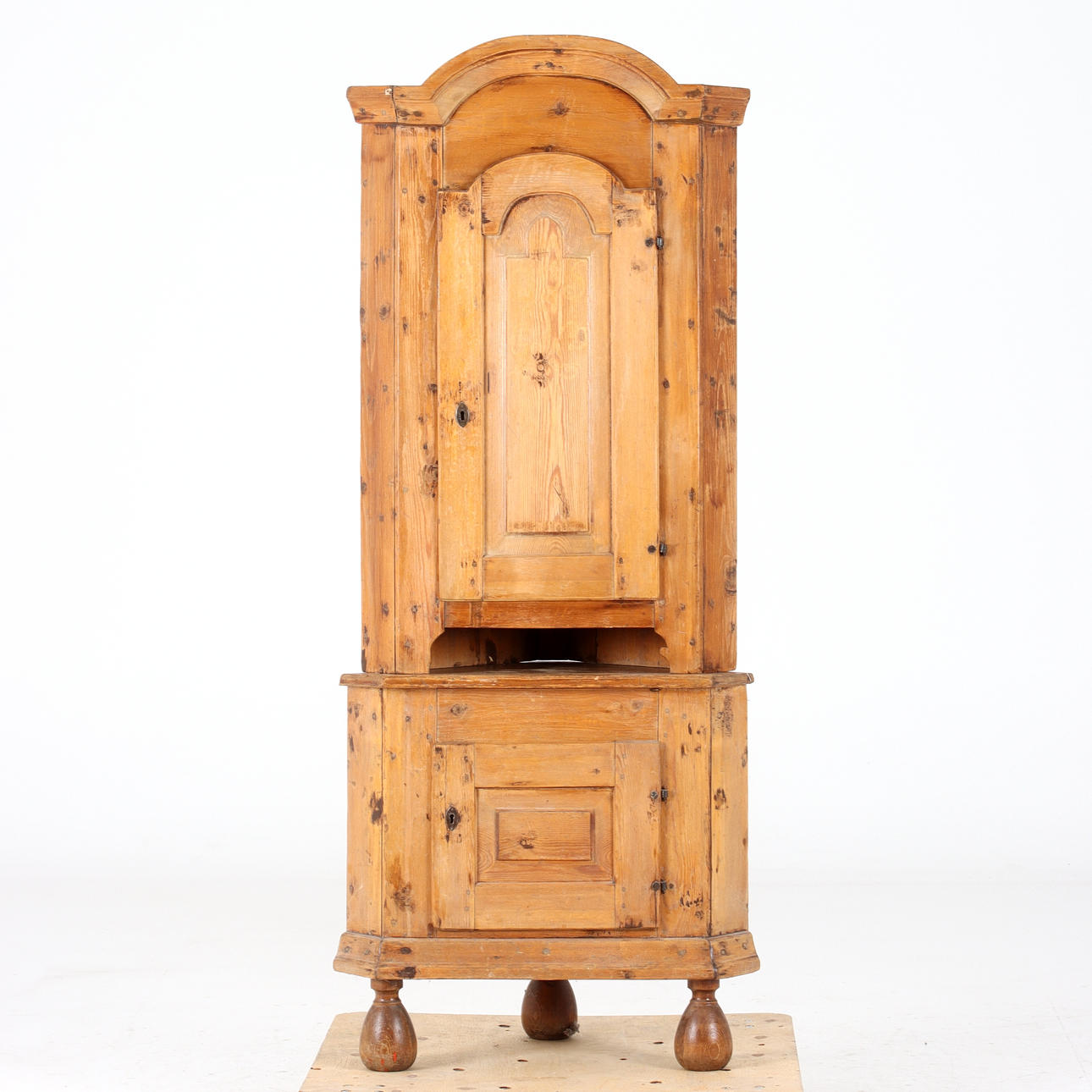 A common pine corner cabinet, 17th/19th century.