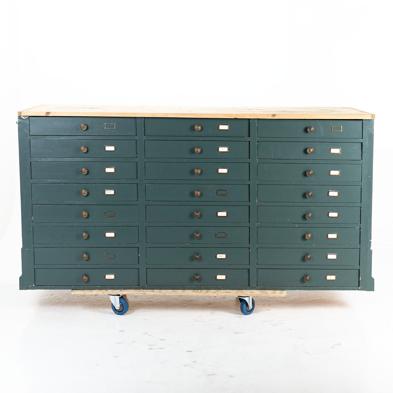 MERCHANT'S COUNTER, with 24 drawer compartments, painted, first half of the 20th century.