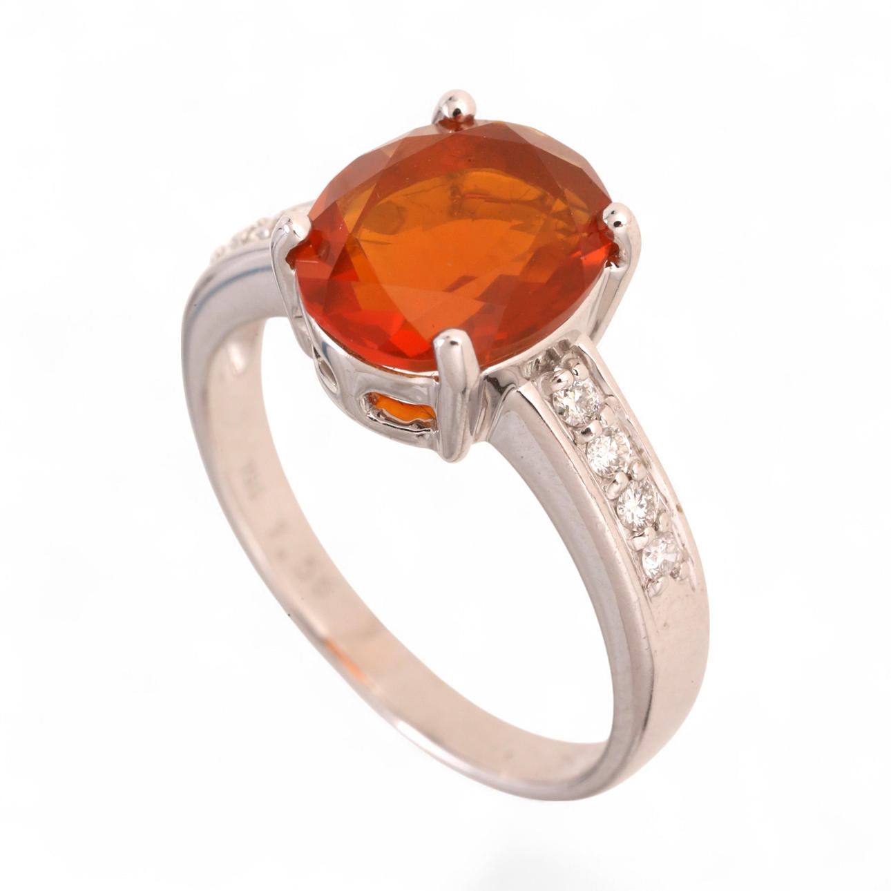 Sortija de ópalo y diamantes.