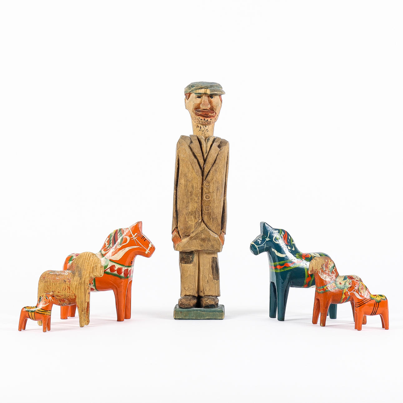 DALAPFERDE UND HOLZFIGUR.