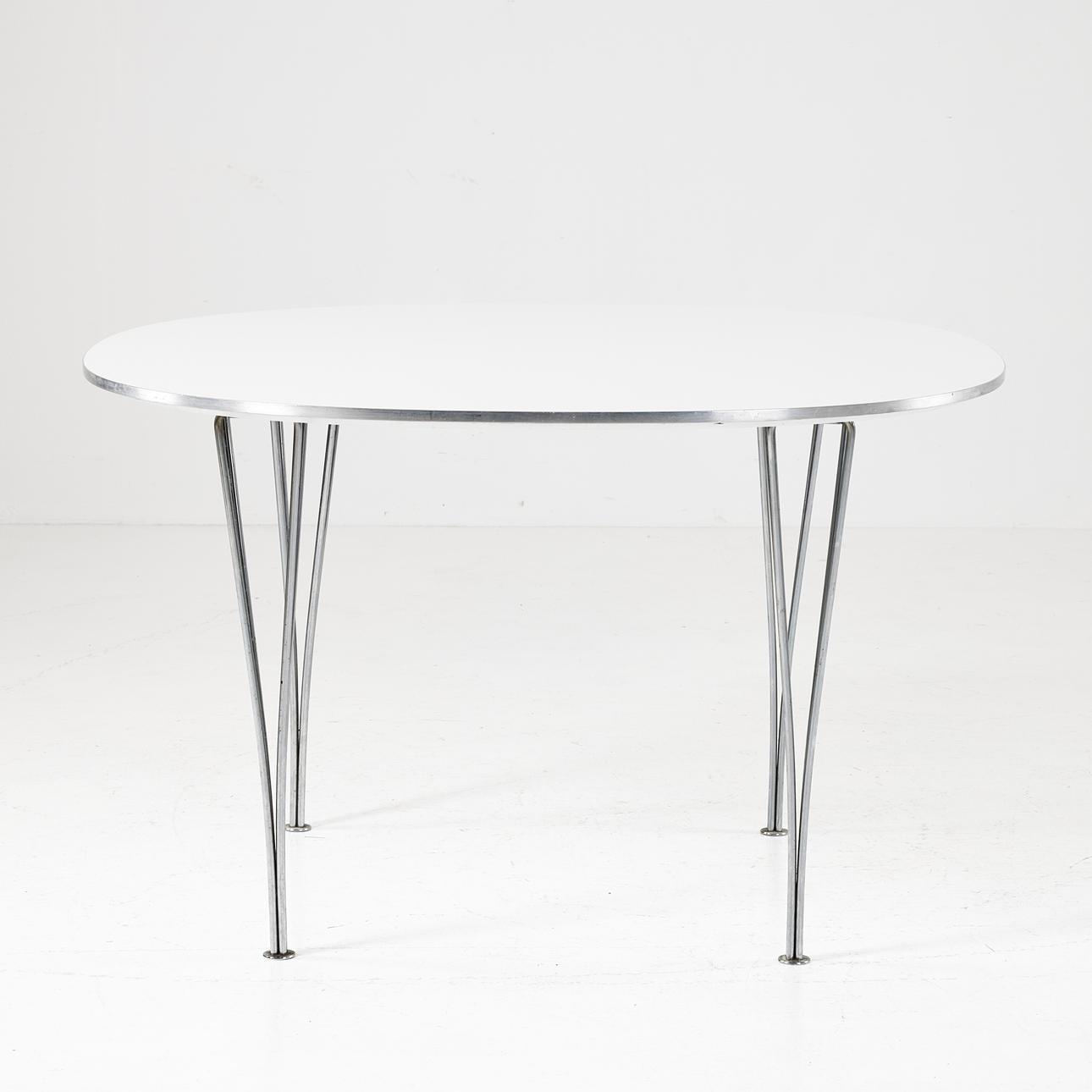 BRUNO MATHSSON / PIET HEIN. „Superellipse“, Tisch, Fritz Hansen, Dänemark, weiß lackierter Karton, verchromte Schnallenbeine, Etikett mit der Aufschrift 1986.
