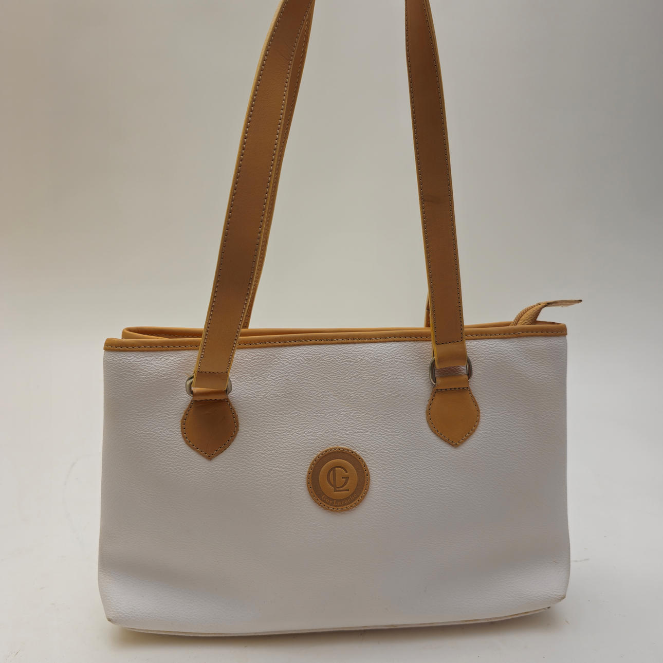 BOLSO GUY LAROCHE. PARIS. CUERO BLANCO.